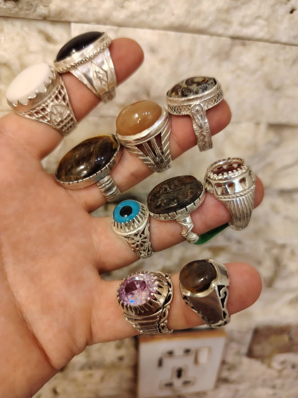السلام عليكم
محابس فضه 925 أحجار اصليه وصياغات يدويه

وزن محابس ٢٧٩ غرام

سعر غرام ٣ و٢٥٠ نهائي  ابيع كلهن شلع

المكان النجف الإشرف ويوجد توصيل

للاستفسار ***********
