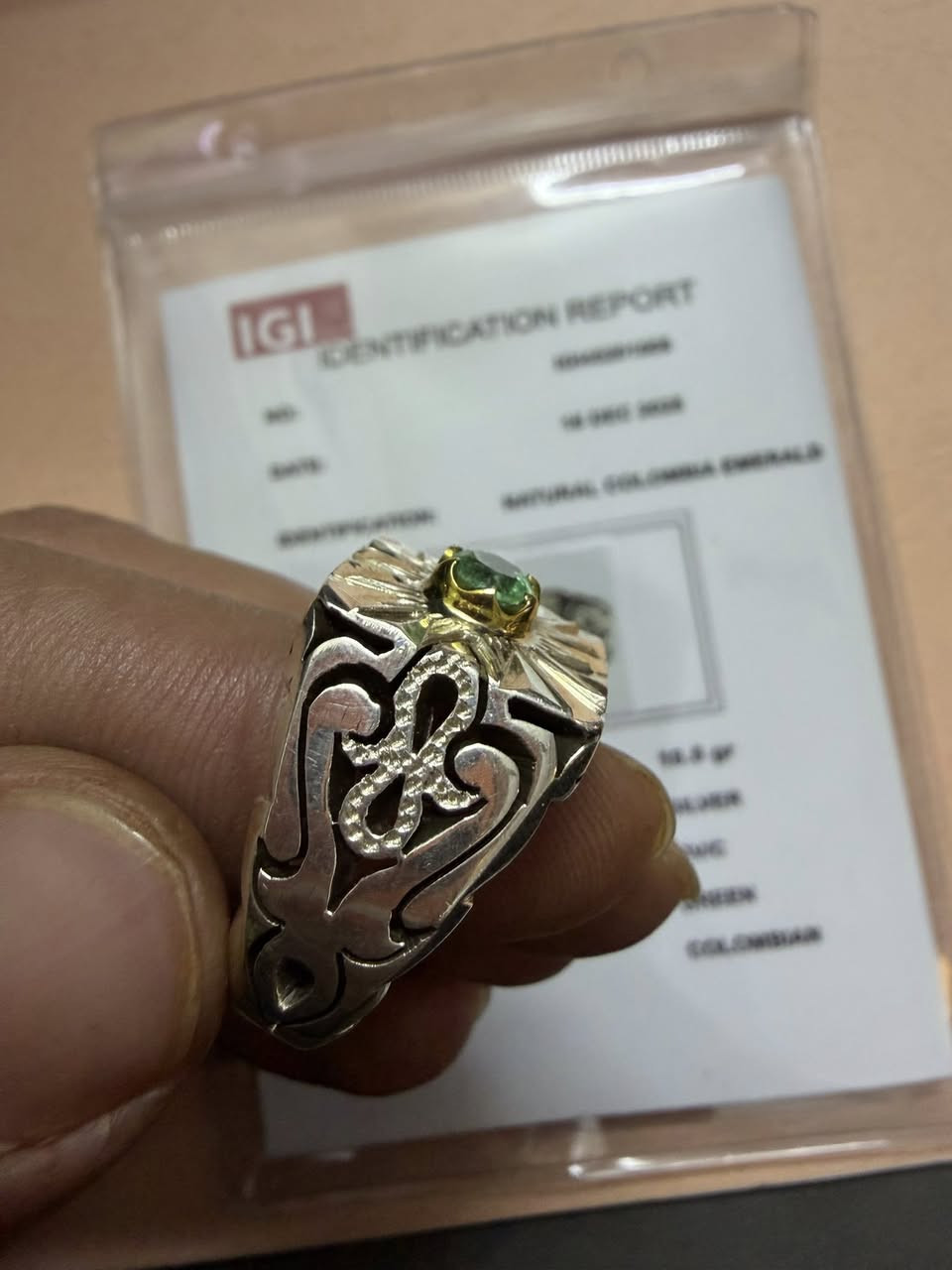 السلام عليكم احبتي
خاتم زمرد كولمبي وياه شهادة المنشأ للبيع 
حجر قيراط ونص تقريباً صياغة ثقيلة تحفة ١٨،٥ غرام 
مكاني بغداد
الشراي يتصل ***********
 او يتواصل واتساب او مازنجر
