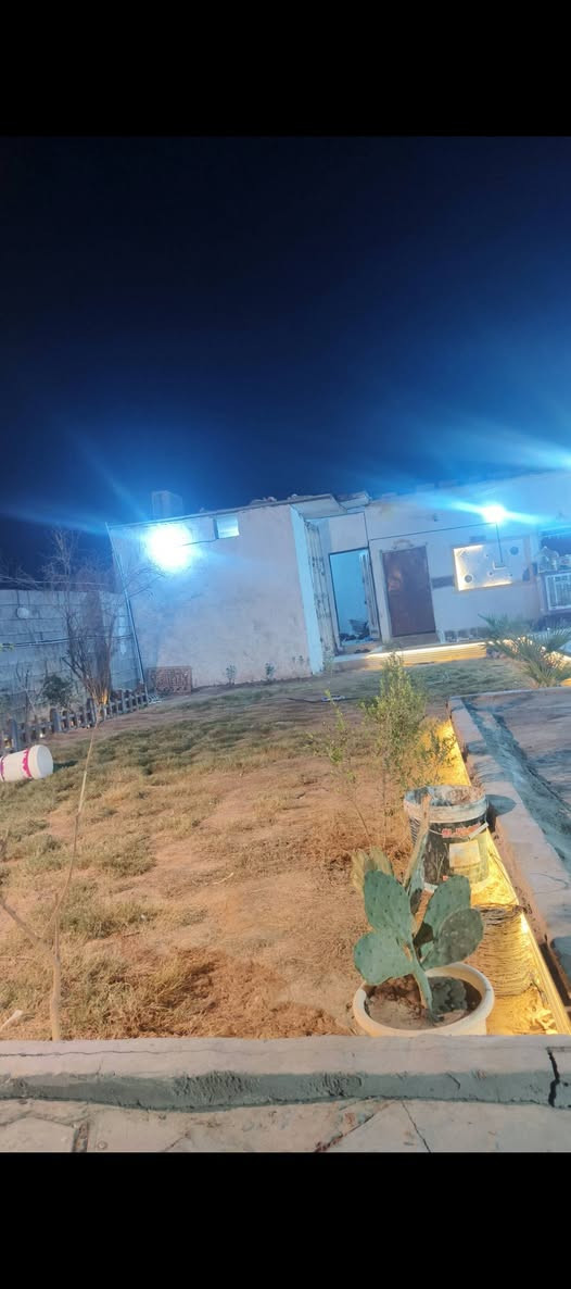 بيت للبيع البيضاء اول نزله بعد سيطره الكارضيه المساحه200 متر متكون من غرفتين ومطبخ لباقي التفاصيل الاتصال***********
