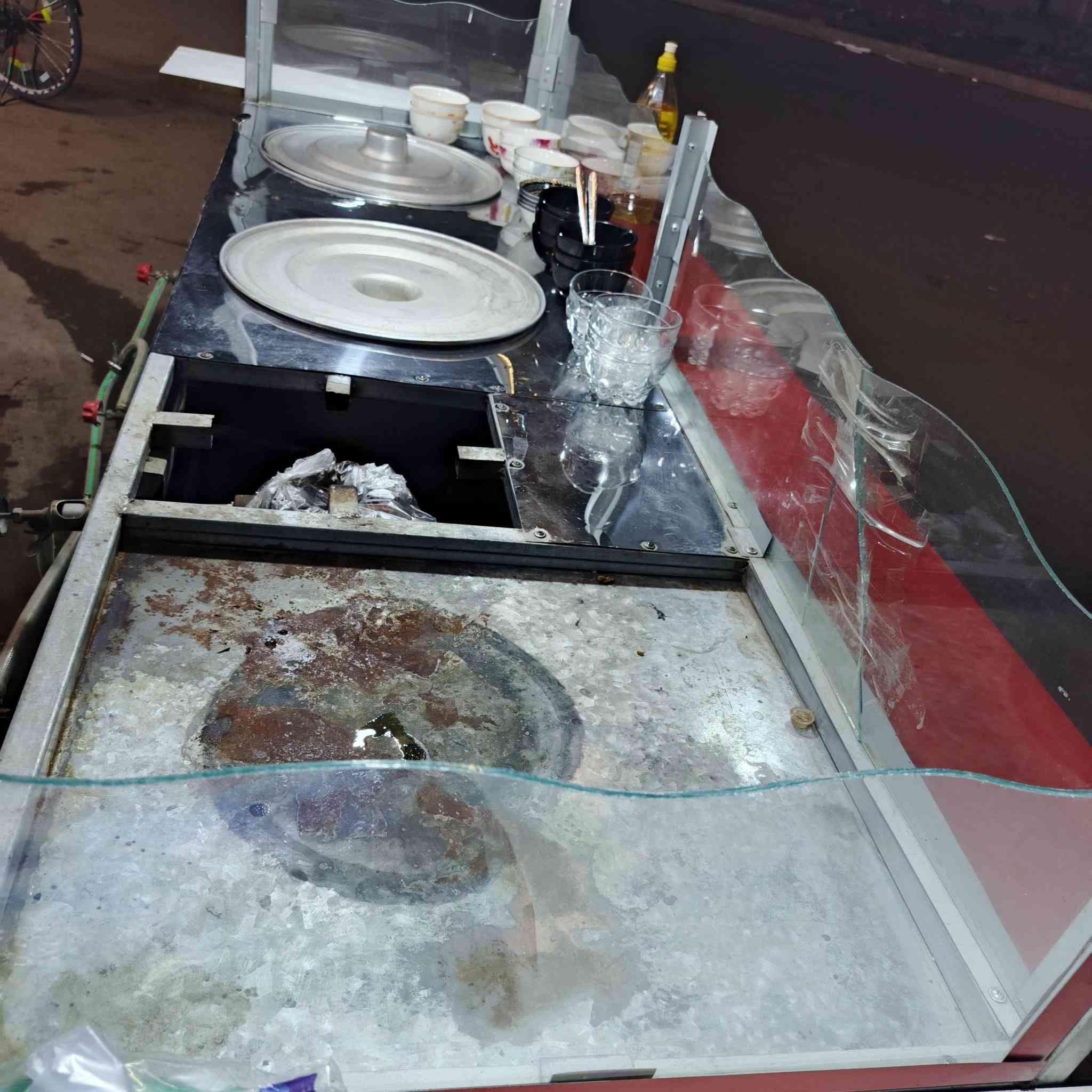 عربانة ترهم كل شيء اخت الجديدة 4 عيون بشرط الشغل  انارة وبوب 3 عيون للطبخ مع جدرين وعين يرهم تسوي بيها شاي ع فحم او الغاز بكيفك يعني شيء مرتب الطول مترين العرض 90سنتم
السعر 400 الف مجالها بسيط للشراي 
العنوان بغداد حي الجهاد 
***********
