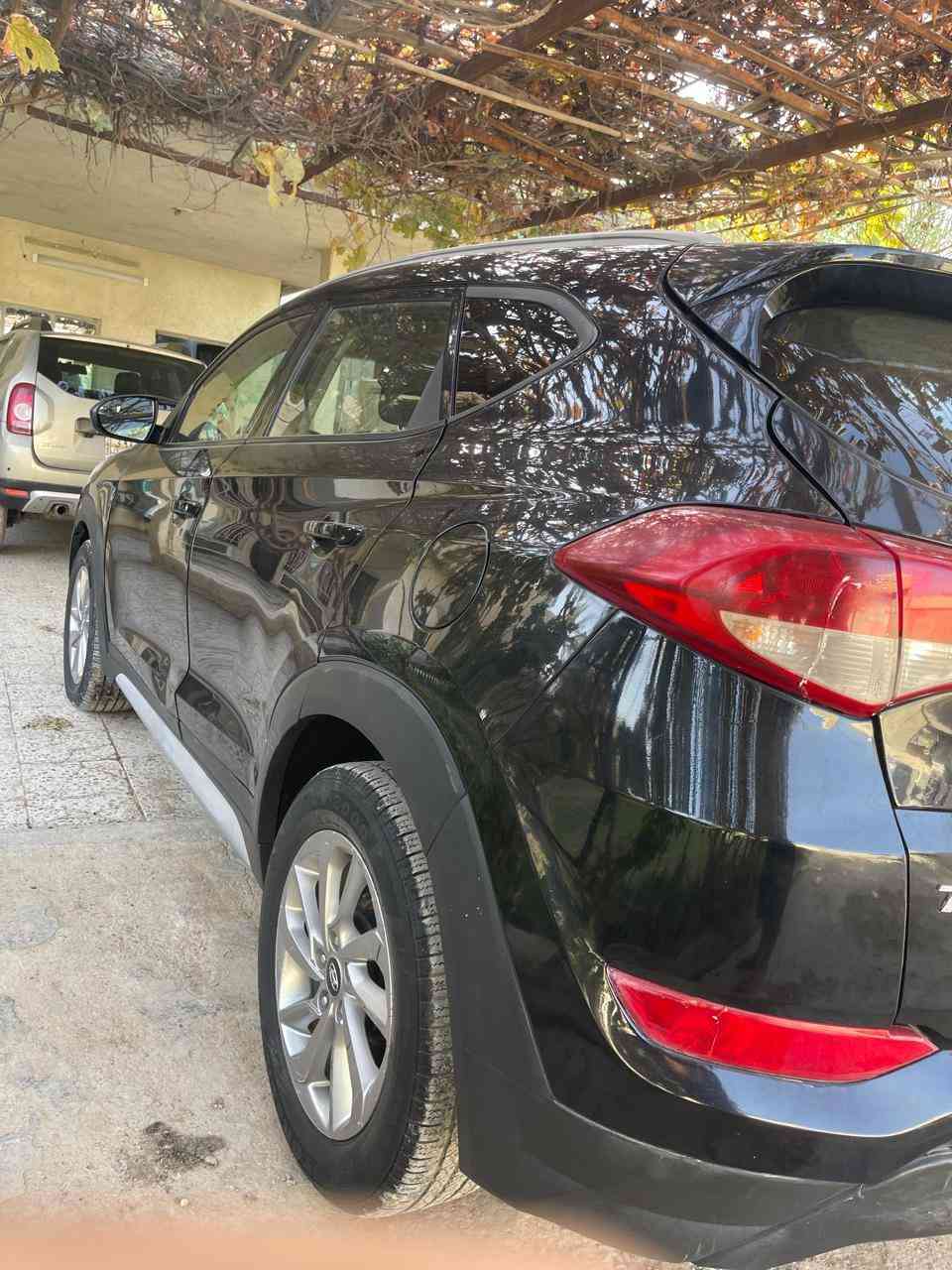 توسان 2018 اسود وارد امريكي حادث جدا سطحي مرفق بالاعلان قطعتين صبغ بونيد و قبغ جنطة بدوووون ايرباك او دواخل  ليبل واحد محرك 2000 GDI . ماشية 65 الف mile  فقط ، السيارة صدر ومحرك وكير وغرفة  وضع الشركة عدا القطعتين .. رقم بغداد  جديد .
شاشة كبيرة، تدفئة كشنات،كرسي سائق كهرباء،نزول منحدرات،مانع انزلاق،ابل كار، اندرويد اوتو.. مكاني ابوغريب
السعر 148$ مجال بسيط
للاتصال: *********** بغداد, العراق
