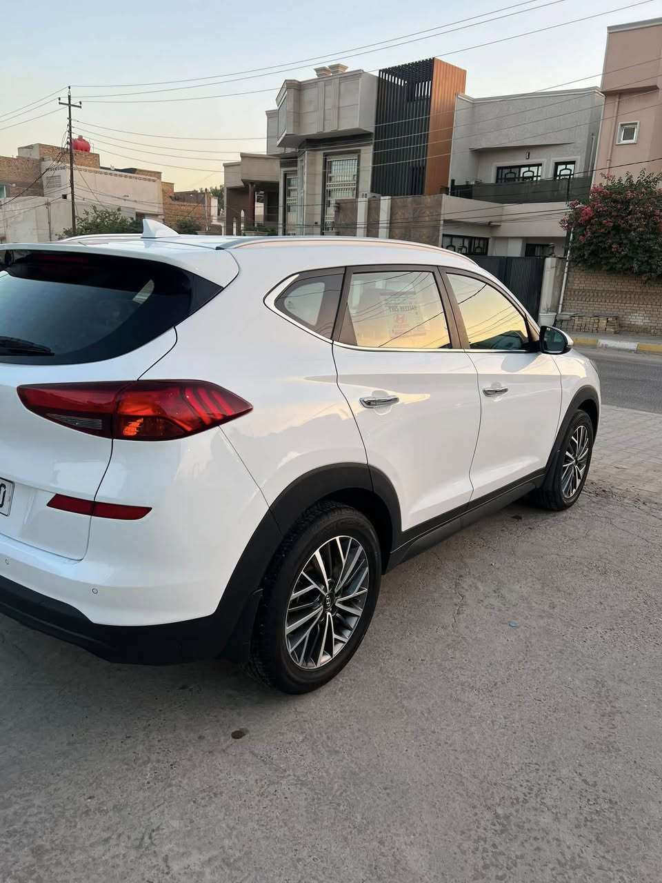 توكسان 2019 خليجي مكفوله كفاله عامه  السبير ما نازل
بيه فقط بارد ٤ أصابع طرف الباب ولا مبين مشتغليه pdr
 بصمة أبواب وتشغيل وكامرة دواره وحساس امامي وخلفي 
و٣ انضمت قياده ومنضومه زينون ومري شفط وكشن كهرباء  تبريد قطعتين رقم بغداد بأسمي مداور نفس اليوم 
ماشيه ٩٥ الف السيارة نضافه الشركة واكثر 
سعره ١٨٨ مكانه بالحله المركز 
***********
