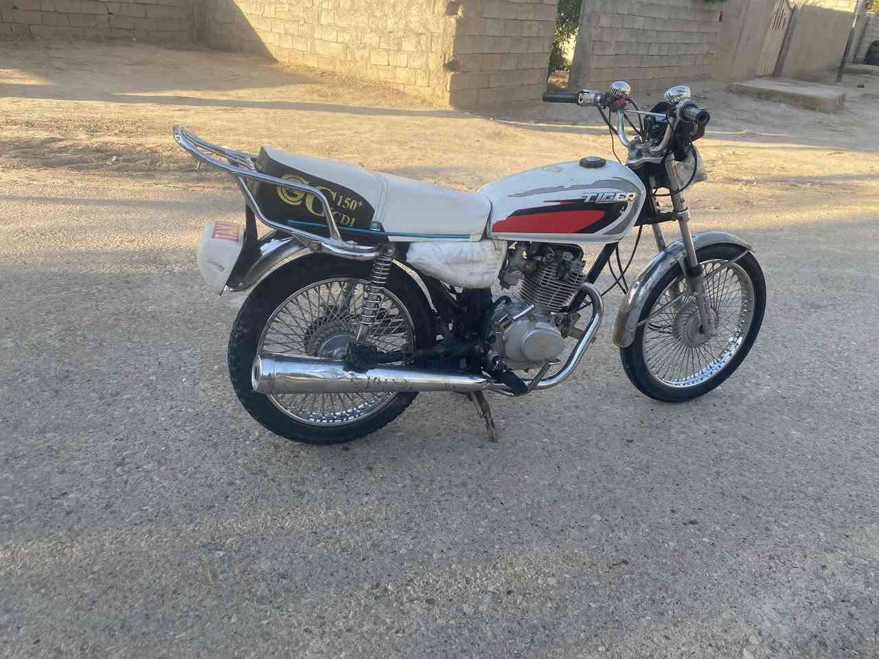 السلام عليكم ورحمة وبركاته دراجه تايكر موديل ١٩ للبيع دراجه خير من الله محرك بلادي شلعه ونشاطه مكاني ديالى كنعان السعر 325 وبيها مجال والاستفسار اكثر اتصل ع رقم ***********
