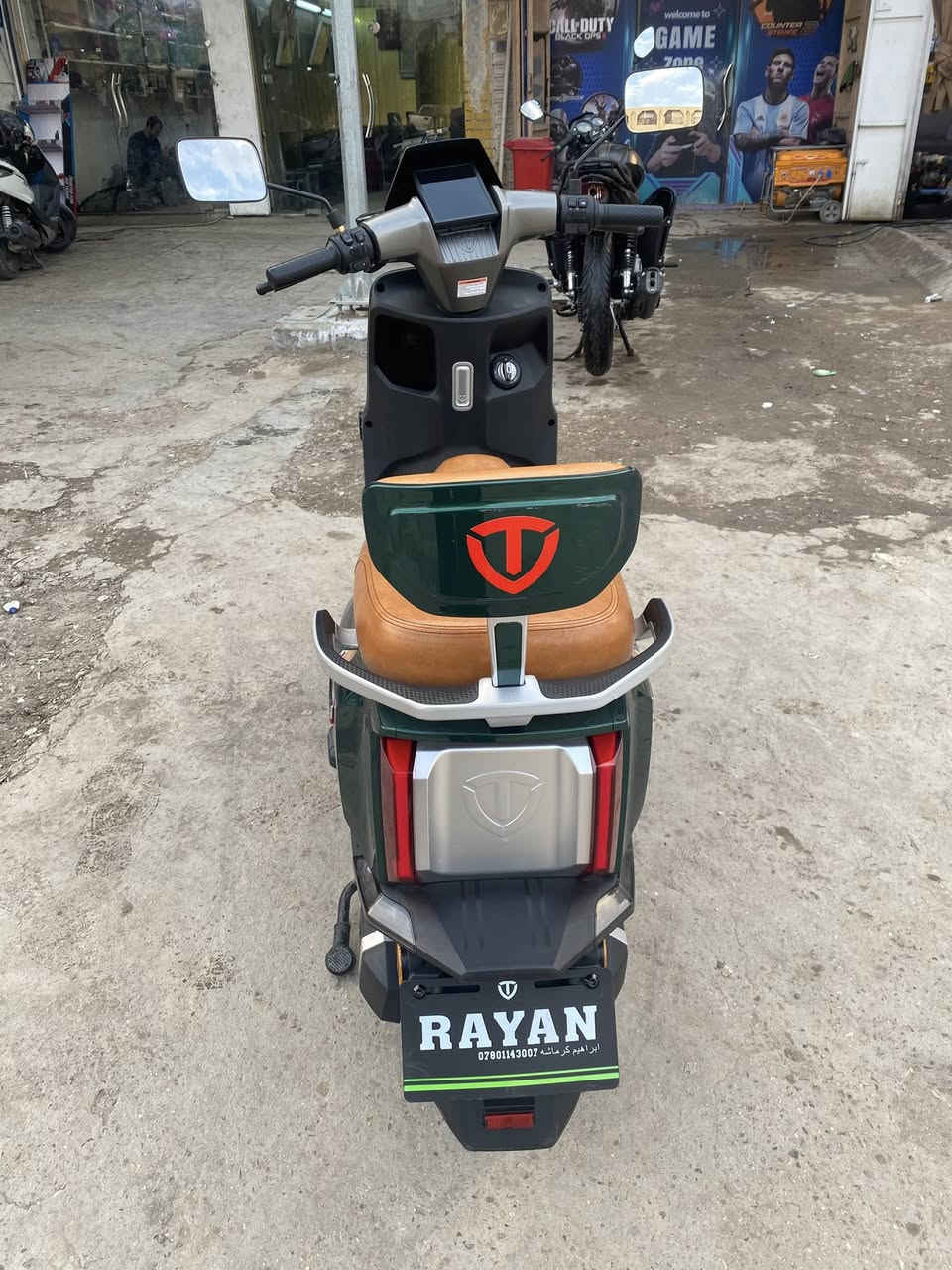 سلام عليكم (للبيع فقط) 
دراجة شحن ريان صارلها شهرين نضافتها 95‎%‎ 
المواصفات والتفاصيل 
1: بصمة 
2:نضام APS 
3:سستم الايت كله LED
4:حساس بريك 
5: نضام سرقة وقفل ستيرن 
6:شحن سريع ويدوم وقت طويل 
7:ثلاث نمر سرعة 
8:كشن جلد عسلي مع تجوة ظهر
9:صندوق تخزين مساحة كبيرة 
10: بطاريات ليثيوم 
11:بريك دسك 
12:دبل إشارة
العنوان الشعب شارع عدن 
للاستفسار *********** متواجد واتساب 
السعر 750 الف وبيها مجال قليل
