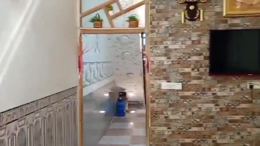 🏠 بيت للبيع في الحسينية (نهار عودة) – فرصة استثمارية مميزة
الموقع: الحسينية، منطقة نهار عودة – خامس فرع من الخط السريع (سادس بيت من الشارع الرئيسي الداخل للمنطقة).
​المساحة: 75 متر مربع.
​سنة البناء: بناء حديث (2020)، نظيف جداً ومعتنى به.
​السعر: 73 مليون دينار عراقي.
​الخدمات والبنية التحتية:
​الماء والمجاري:كهربائي كاملة وجاهزة وتعمل بشكل ممتاز.
​التبليط: خطة التبليط واصلة للمنطقة قريباً جداً، ومع اكتمال البنية التحتية ستكون من أفضل مناطق الحسينية، مما يضمن زيادة قيمتها الاستثمارية.
​📋 تفاصيل ومواصفات البيت الداخلية:
​الاستقبال: صالة استقبال واسعة ومستقلة.
​المطبخ: يحتوي على مطبخ حار (مسقف) ومطبخ بارد.
​المرافق: حولي داخلي، حمام متكامل جديد، وغرفة نوم رئيسية كبيرة.
​السطح: يحتوي على بيتونة كبيرة في المنتصف، وينقسم إلى سطحين (السطح الأول واسع ويصلح لبناء غرفة إضافية مستقبلاً).
​التشطيب: جدران وأرضيات مغلفة بالكامل بالسيراميك وبناء حديث عالي الجودة.
​📞 للاستفسار والتواصل: [ رقم *********** ابو محمد
