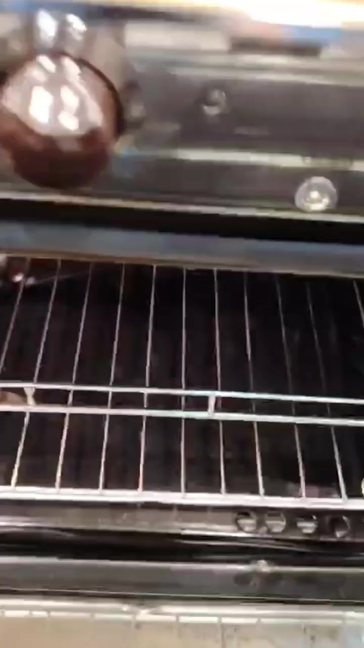 💖طباخ كريازي مصري الأصلي للبيع💖
الطباخ كلش نظيف وأعيد واكرر (( الطباخ مصري الأصلي مو التقليد)).
✅️ الطباخ نظيف كلش هو والفرن والفديو والصور منزلتهن وتكدر انت تحكم.
✅️ نار زركه كل العيون َوالفرن.
✅ كل الكهربائيات تشتغل الجداحات وضوه الفرن وماطور شوي الدجاج. 
✅️ وياه كل غراضه الاصليه كامله. صينية الفرن والشبجه وشيش وقاعدة الشوي. 
🔴 السعر 350 قفل 🔴. السعر مابيه اي مجال. 
الطباخ كلششش كلششش نظيف. 
✅️ ((مكلفه بالنشر فقط ولا تراسلني منزله كدامك رقم وعنوان اصحابه)) ما ارد ع الخاص منهم تكدر تستفسر.
ماعدهم توصيل ولاحجز للطباخ.
مكان الطباخ بالاعظميه. 
***********
