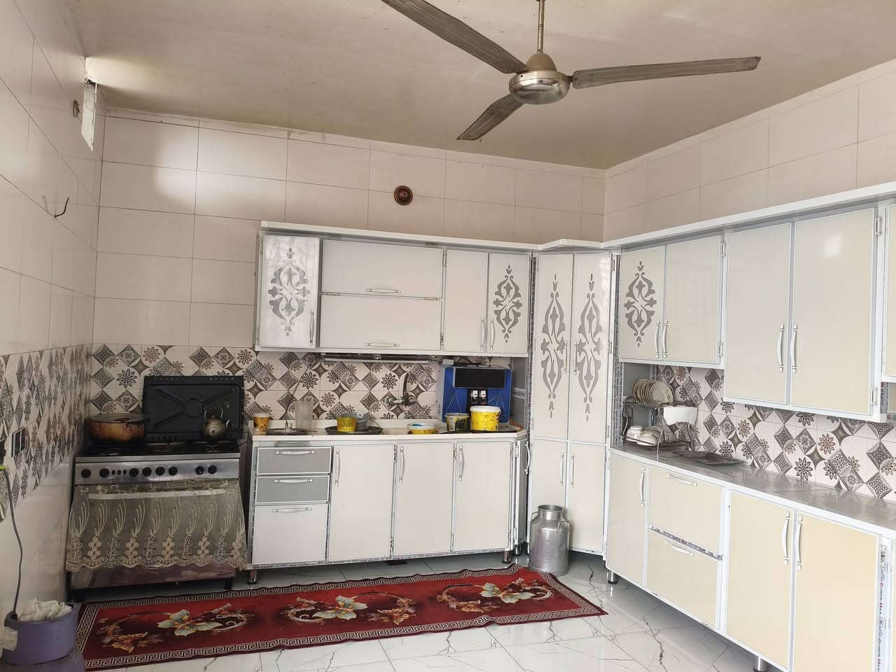 السلام عليكم بيت البيع 500م ،،مساحه البناء 200م،، شارع 8م،،تبليط سند 25 طابو صرف البناء جديد طابوق ،، شارع 20 الستفسار التصال على رقم ***********
