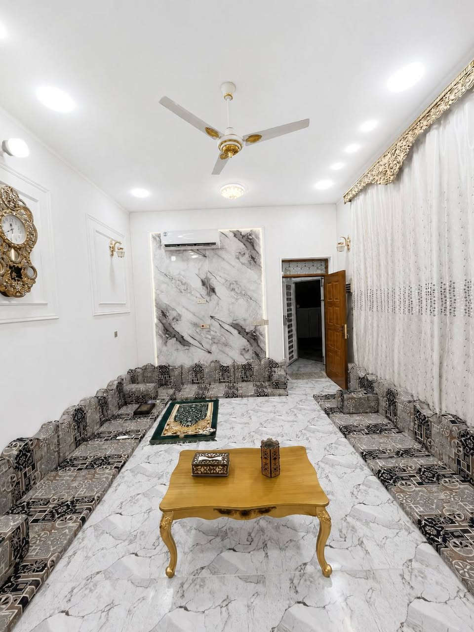 بيت 150 متر بالإسكان الصناعي
 النزله الثانية عرض شارع 15 متر تبليط  
الطابق الأول // طارمه وحديقه استقبال وصاله وغرفتين نوم ومطبخ وصحيات داخليه وخارجيه
الطابق الثاني // يتكون من غرفتين نوم وصاله وصحيات
السعر والتفاصيل اتصل ***********
