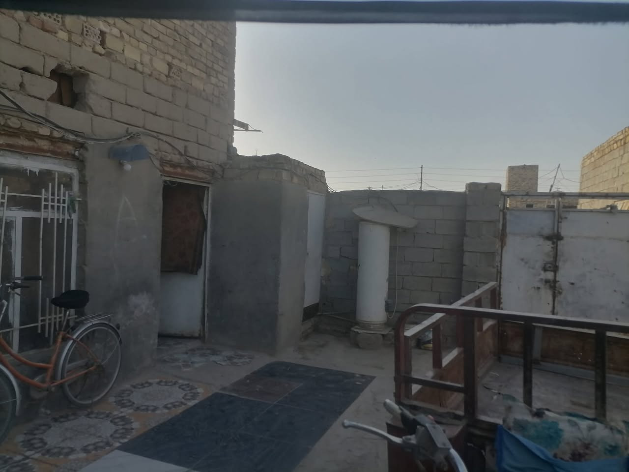 سلام عليكم بيت البيع وعرصه ومحل ويه البيت طابقين غرفتين نوم وصاله جبيره وصحيات داخليه وخارجيه وممر وطارمه جبيره وصطح واستقبال البيت نزلت من شارع ستين على مشروع السعر 33اوبي مجال اتصل عل رقم ***********
