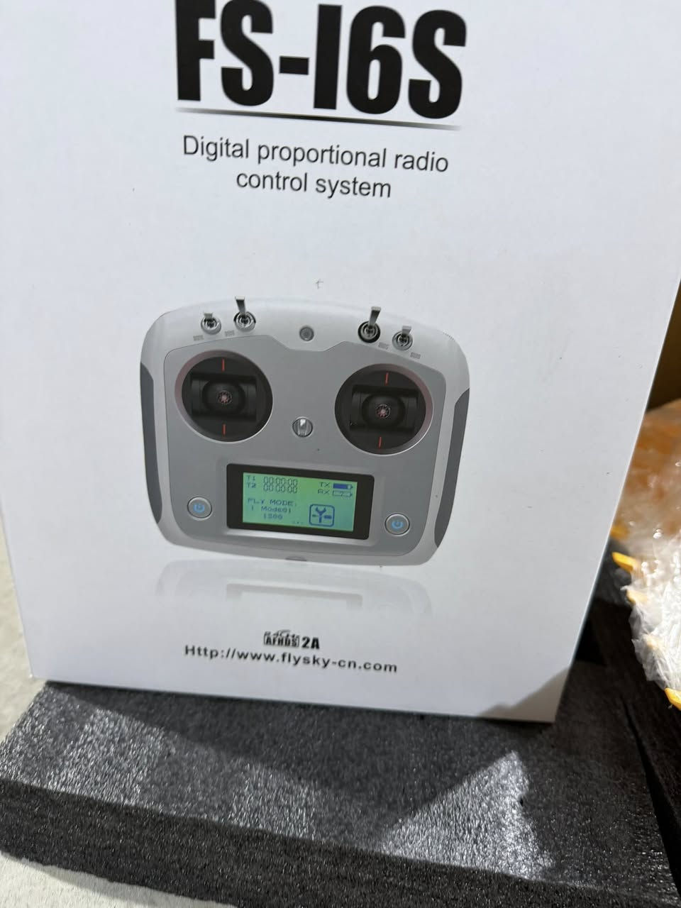 🚜 حفّار صغير يعمل بالتحكم عن بعد (Mini Excavator RC)
للبيع حفّار مجنزَر احترافي جديد  
يعمل بالريموت كنترول (جهاز تحكم FS-i6S)

🔹 مناسب لأعمال:
• حفر الحدائق  
• تمديد الكيبلات والأنترنت  
• قنوات الماء الصغيرة  
• تنظيف التراب والرمل  
• أعمال البناء الخفيفة داخل البيوت والسطوح

🔧 المواصفات:
- ذراع حفّار هيدروليك قوي
- مجنزرات مطاط (يمشي على التراب والبلاط)
- تحكم كامل بالاتجاه والرفع والحفر
- تشغيل كهرباء (بطارية قابلة للشحن)
- دقة عالية بالحفر

📦 الحالة: جديد


**إذا كنت صاحب هذا الإعلان وتريد حذفه لأي سبب، رجاءا أرسل رسالة إلى الدعم الفني**