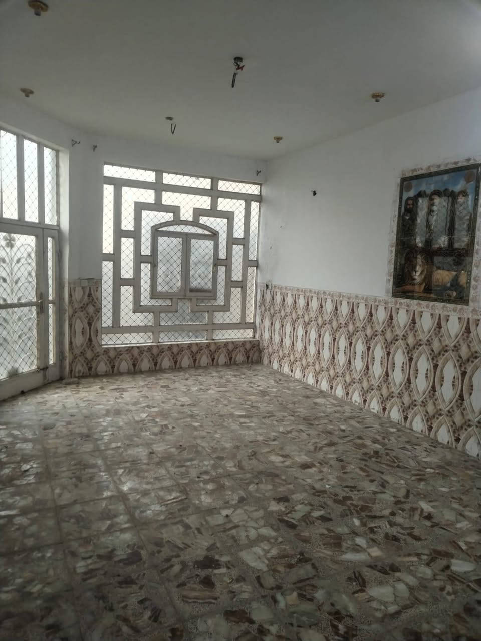 للإيجار 👉🏼👉🏼👉🏼
بيت للايجار في الورديه سيف سعد على شارع 30 مقابيل مدرسه نزهان الجبوري 
يحتوي البيت على غرفتين نوم مع هول كبير واستقبال 7 متر ومطبخ كبير 5 متر 
للاستفسار على خاص وواتساب ***********
