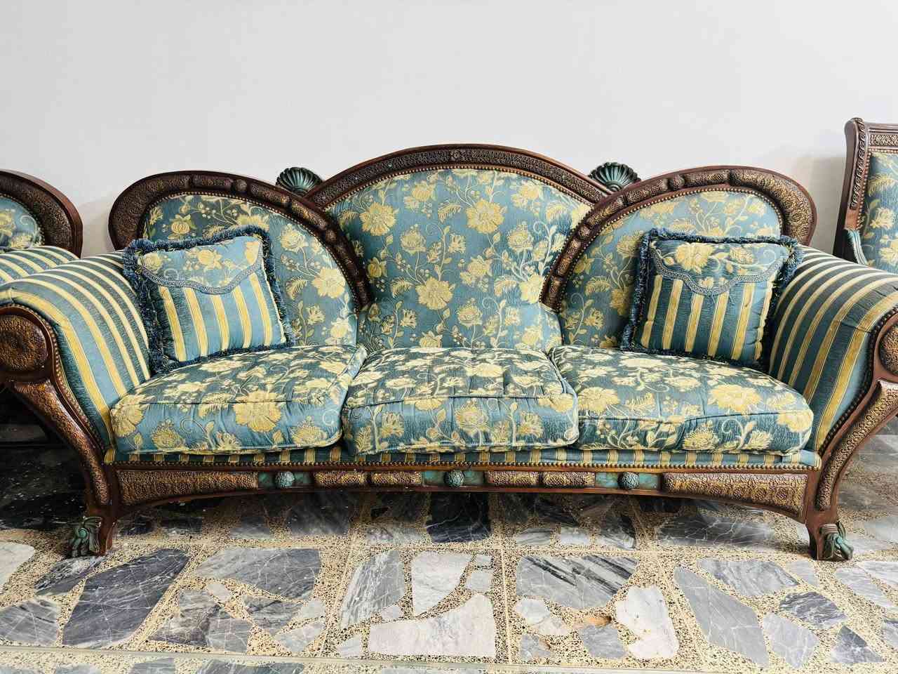 السلام عليكم
تخم قنفات نظافة ٩٠ ٪؜ يتكون من 
قنفة ٣ نفر عدد ٢ 
قنفة ٢ نفر عدد ٢
كرسي مفرد عدد٨
طبلة وسطية كبيرة جام  عدد ٢


**إذا كنت صاحب هذا الإعلان وتريد حذفه لأي سبب، رجاءا أرسل رسالة إلى الدعم الفني**