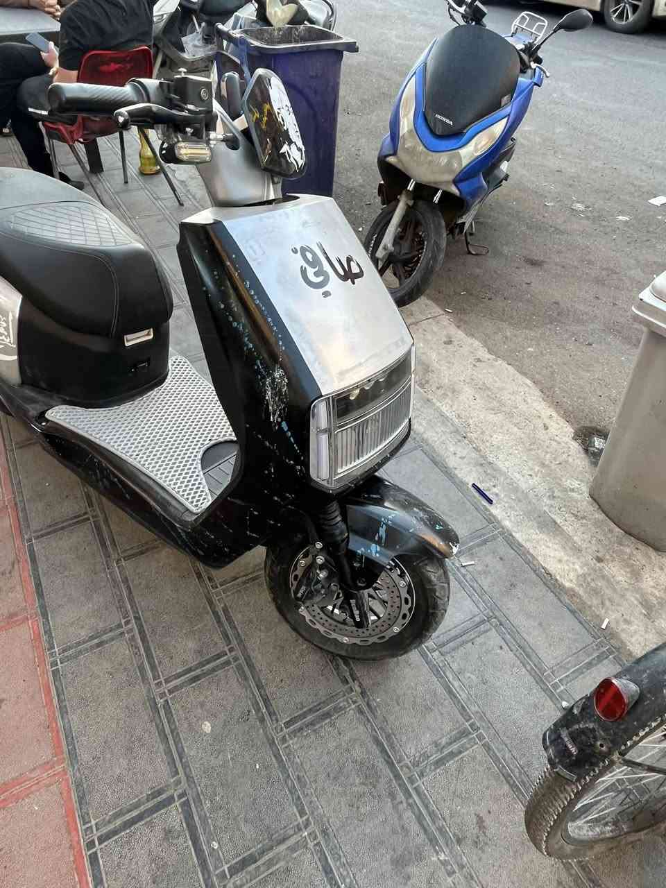 سلام عليكم دراجه شحن للبيع  مصبوغه لونه حقيقي ماروني لين جانت بيه شخطات صبغته لو اسود مطكع بزرق 6 بطاريات جديده قبل 3 أسابيع شديتهن جديده 
تمشي 76 حقيقي 69 تمشيك بل شحنه الوحده 50 كيلو  ماشيه 4901 كيلو سعره 650 بيه مجال قليل عنوان الكاظميه شارع اكد الرقم ***********
