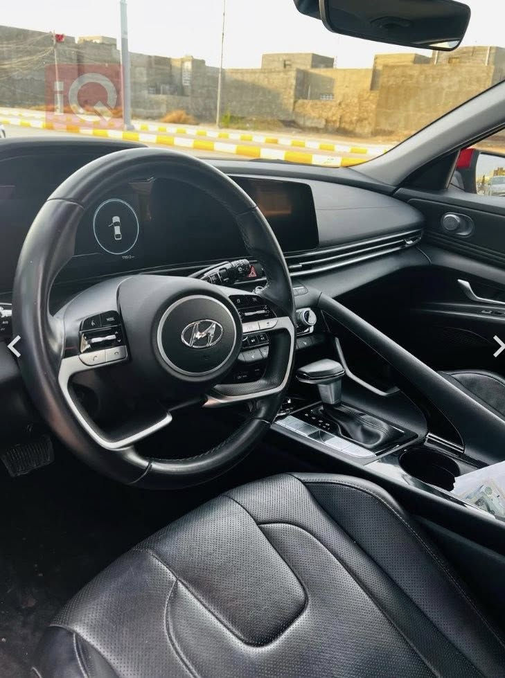 السلام عليكم( ١٦٠ )وبيها مجال رقمها (كاتي اربيل )
النترا 2023 اعلى فئه لمتد 
فول مواصفات للاخير.........  1/1
بدون صبغ كلين 
دخول ذكي+ تشغيل عن بعد
فتحه سلايد روف 
اناره ترحيبيه بقبضات الابواب 
صندوق ذكي يفتح عند الاقتراتب 
رادارات 360 درجه+ نقاط عمياء 
نضام المحافضه على المسار+قياده ذاتيه 
شحن لاسلكي +حساسات خلفيه 
لايت امامي 3عدسات زينون+بك لايت LED متصل 
كشنات جلد 
شاشه معلومات كبيره+عدادات ديجيتال 
اوتو هولد 
هاند بريك بصمه 

مكان السيارة بغداد
***********
