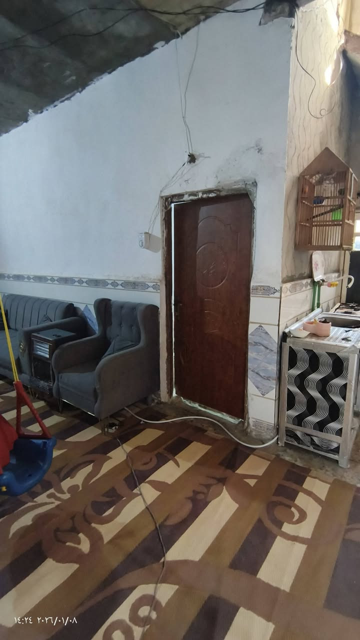 سلام عليكم بيت طابو زراعي مشمول بل تطويب 100 متر مربع الواجهيه 10 امتار  يتكون من غرفه وصاله كبيره وتخاريج ومكشوفه ودراج وطارمه وحديقه قريب ع مشروع الماي 
سعره 14
***********
