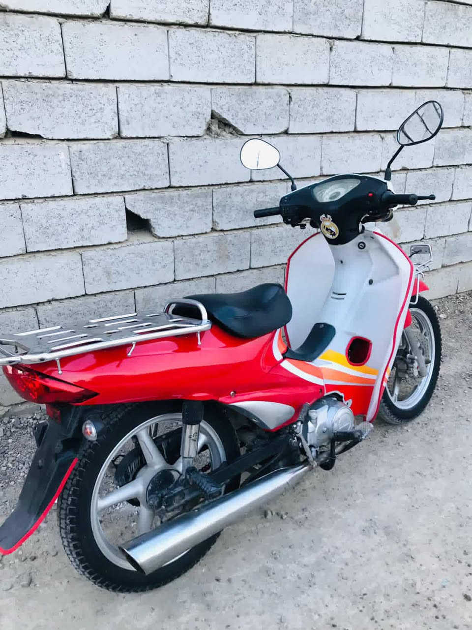 سلام عليكم موطور سرفيز للبيع كامل مكمل مابي اي نقص كهربائيات كله شغاله تايرات جد عداد شغال محرك ناعم سعر 650 بي مجال شي قليل  رقم ***********
