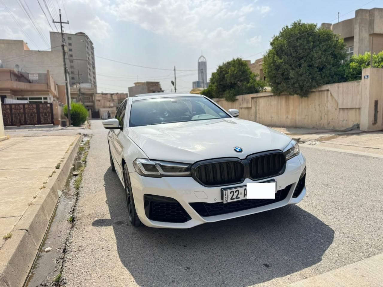 BMW 530i 2021 (Luxury)
بۆ فرۆشتن: ئۆتۆمبێلێک
 مۆدێل: 2021 
 ڕۆشتووە: 80 هەزار مایل
 بۆیاخ: بێ سبوخ (تەنها بستێک پێدرێی PDR هەیە بەبێ بۆیاخ)
 لایته‌کان: Full LED مۆدێل نوێ بە ڕووداکی بەرز و کوژانەوەی زیرەک
 سەقف: سڵاید (Sunroof)
 ناوەوە: کوشنی چەرمی کواڵیتی بەرز + کارەبایی + میمۆری کۆنترۆڵ 
كوشين ٧٠٠
 شاشەکان: شاشەی گەورەی ناوەڕاست (تەچ) + شاشەی دیجیتاڵی بەردەم شۆفێر (ناو شاشەی لۆکس)
 سیستمی زیرەک: Apple CarPlay و Android Auto + کیمەرە و حەساسی پێشەوە و دواوە بۆ ڕاگرتن
 مۆدەکانی لێخوڕین: (Sport, Comfort, Eco Pro)
 دۆخی ئۆتۆمبێل: زۆر لۆک و توندوتۆڵە، هیچ مەسرەفێکی تێدا نییە و سێرڤسی تەواوی بۆ کراوە.
📍ژماره موبايل *********** أربيل, العراق
