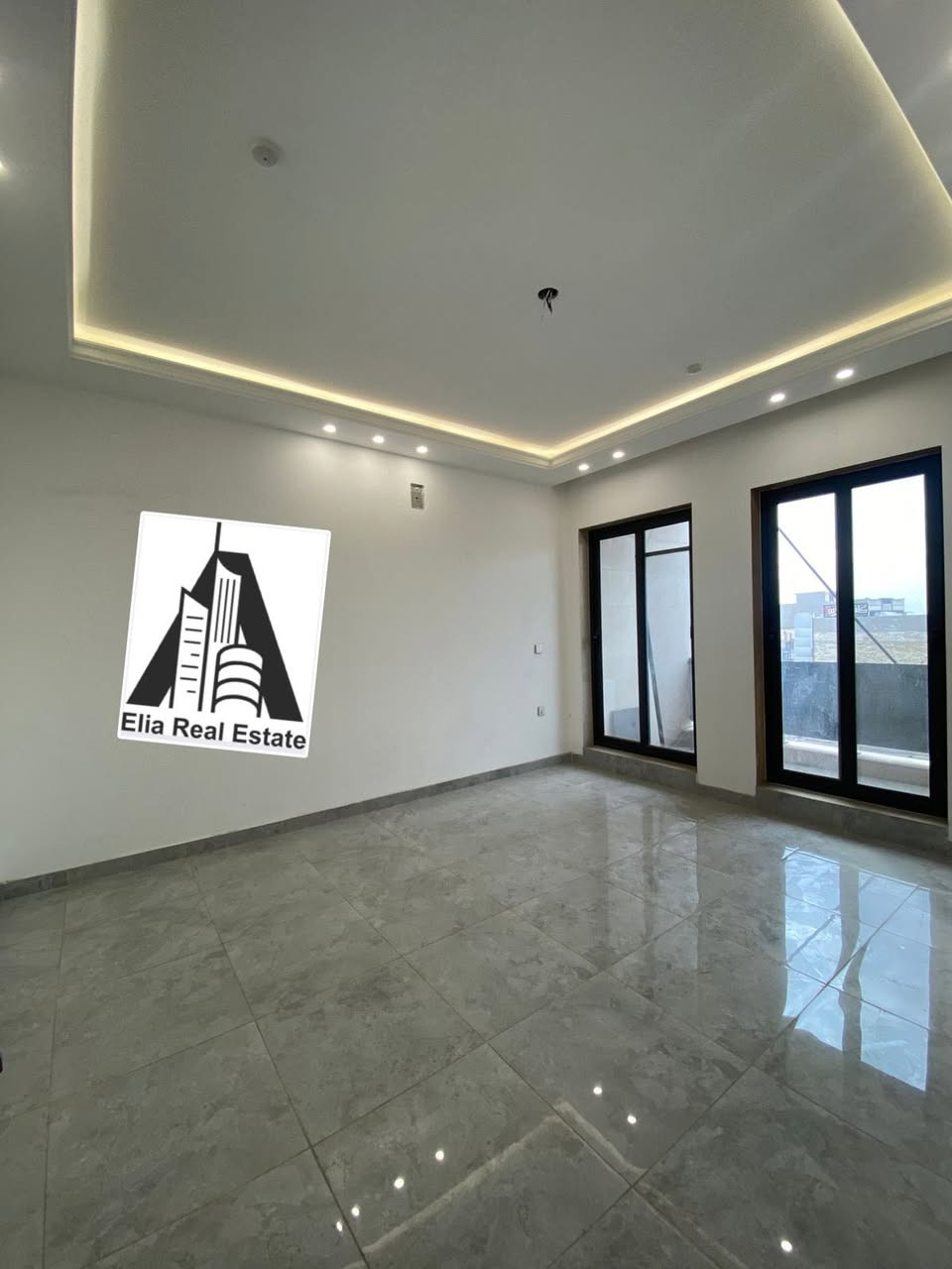 للأيجار في السيدية ..
شقه ديلوكس درجه اولى فول مودرن . 
طابق ثاني .. 
نظام مصعد 24/7 ..
نظام سكيورتي الدخول للبنايه على البصمه ..
تحتوي على استقبال كبير 
ومطبخ مجهز بكاونتر كامل 
وغرف نوم عدد 2 
وصحيات 
وبالكون 
الموقع : السيدية شارع الكويتي .. 
الايجار 900 الف شهرياً ..

للاستفسار *********** حمزة 
مكتب ايليا للعقار
