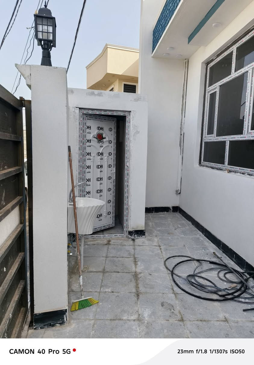 السلام عليكم 🏚️
🏠دار للبيــــــــــع    طابو زراعي سند ٢٥
فـٓــــي   
محيزم  ٤ / شارع العلويه شريفه الجديد

يبعد عن شارع العلوية ٨٠ متر 

____________
المساحه ١٧٠ متر 

زيرو استلام مباشر 

________________
🧱تفــاصيــل 
غرفـــــ عــدد ٣وصالــــــــــة وهـــــــــــول ومطبــــــــخ  ومجـمــــــــع صحــــــــيات  داخليـــــة  وخارجيـه ومنــــور 

___
__________ 
 💲متوفر كافه الخدمات / /  /ماء/ كهرباء/ انترنيت ضوئي
_______________
مـراسلـه الــصفحه او زيـاره     #مكتــــــ ب القمه للعقار
#الكائــــــــــن
فـــي شارع ٨٠ شارع العلويه شريفه الجديد  ___________________________________
📲***********
________________________________
