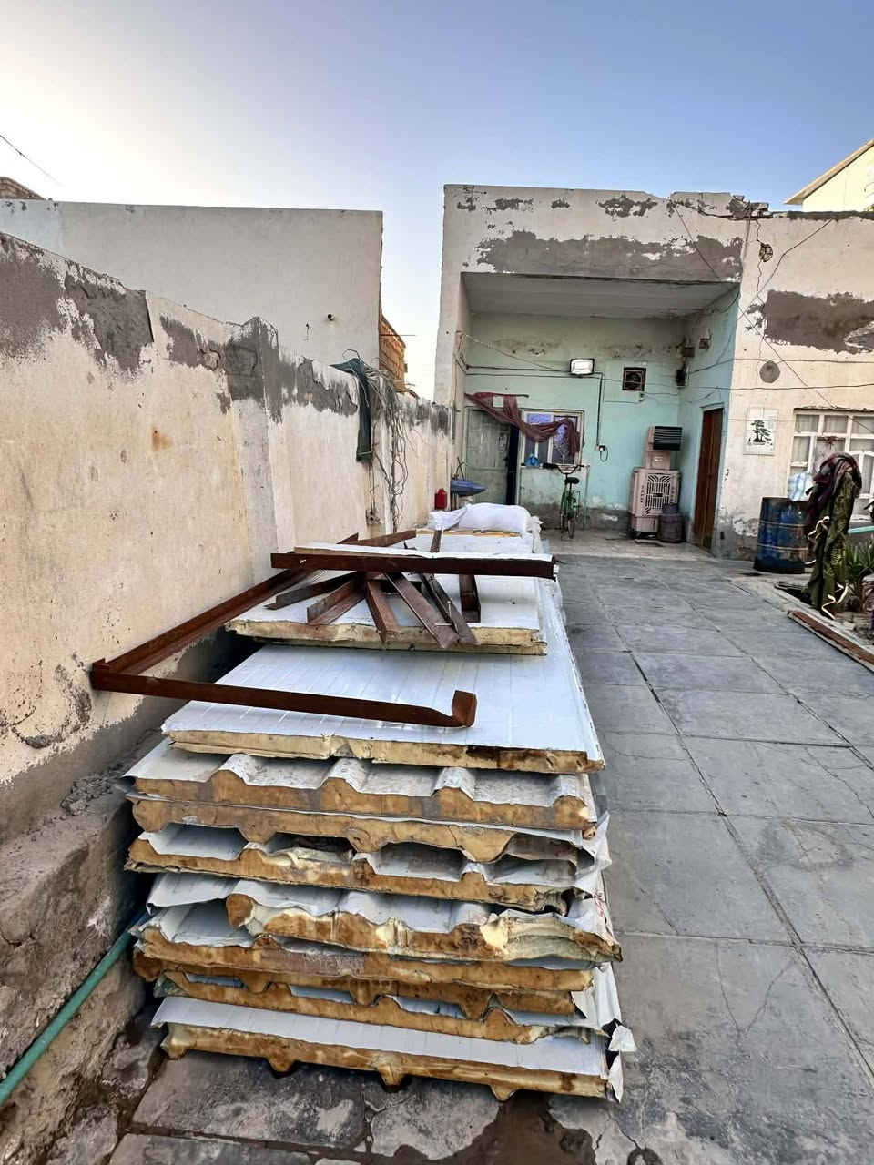 سندويش للبيع 275 متر تقريبا نظيف جدا مكاني الديوانيه مابيع مفرد
للاستفسار ع الرقم  ***********
