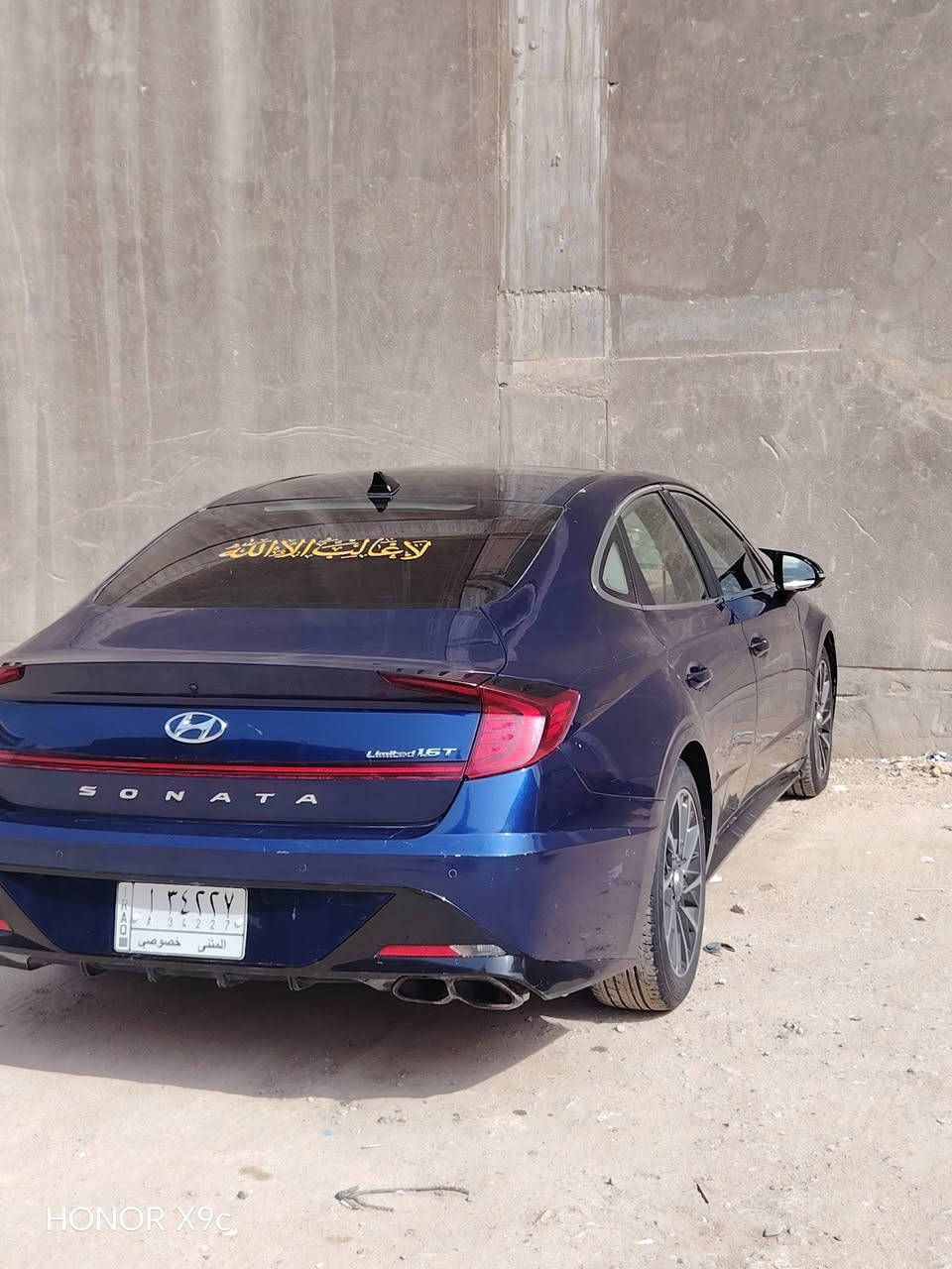 سوناتا مديل 20لمتدد سياره مجفيه معمره فول للخير/
بصره  ***********
سعر 120
محرك 1.6 لتر توربو (في بعض الطرازات): بقوة 180 حصان وعزم 264 نيوتن متر.
ناقل الحركة: أوتوماتيك 8 سرعات (مع مبدلات سرعة خلف المقود في التوربو).
استهلاك الوقود: 14.9 كم/لتر.
التجهيزات الخارجية:
إضاءة LED كاملة (أمامية وخلفية).
جنوط ألمنيوم مقاس 18 أو 19 بوصة.
سقف بانورامي زجاجي.
مرايا جانبية كهربائية بذاكرة.
التجهيزات الداخلية والتقنية:
مقاعد جلدية مع ميزة التبريد والتدفئة للمقاعد الأمامية.
شاشة عدادات رقمية مقاس 12.3 بوصة.
شاشة نظام ترفيهي لمس مقاس 10.3 بوصة تدعم Apple CarPlay و Android Auto.
نظام صوتي فاخر.
إضاءة محيطية داخلية.
شاحن لاسلكي للهواتف الذكية.
السلامة والأمان:
نظام رؤية محيطية 360 درجة (4 كاميرات).
نظام تفادي الاصطدامات الأمامية ورصد المشاة.
نظام النقطة العمياء وتنبيه حركة المرور الخلفية.
نظام المحافظة على المسار وتوجيه آلي.
نظام تثبيت السرعة الذكي.
ميزة الركن الذاتي (أوتو بارك).
التشغيل عن بعد.
الميزات الفريدة:
نظام "المفتاح الذكي" الذي يتيح تحريك السيارة للأمام والخلف عبر الريموت.
شاشة عرض البيانات على الزجاج الأمامي (Head-up Display).
