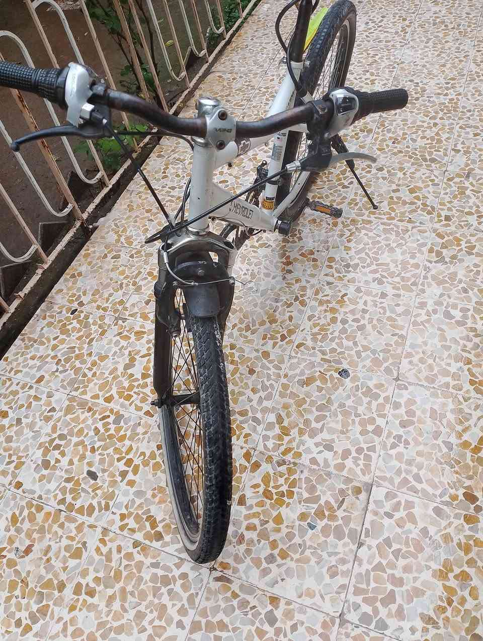 السلام عليكم اصحاب الذوق الرفيع دراجة هوائية (بايسكل) 
نوع شوفرليت امريكي ثقيل 
كيرين لشة لا كسر ولا لحيم بايسكل جديد
سعرو 85 
للتواصل: *********** للمكالمات
او *********** واتساب
