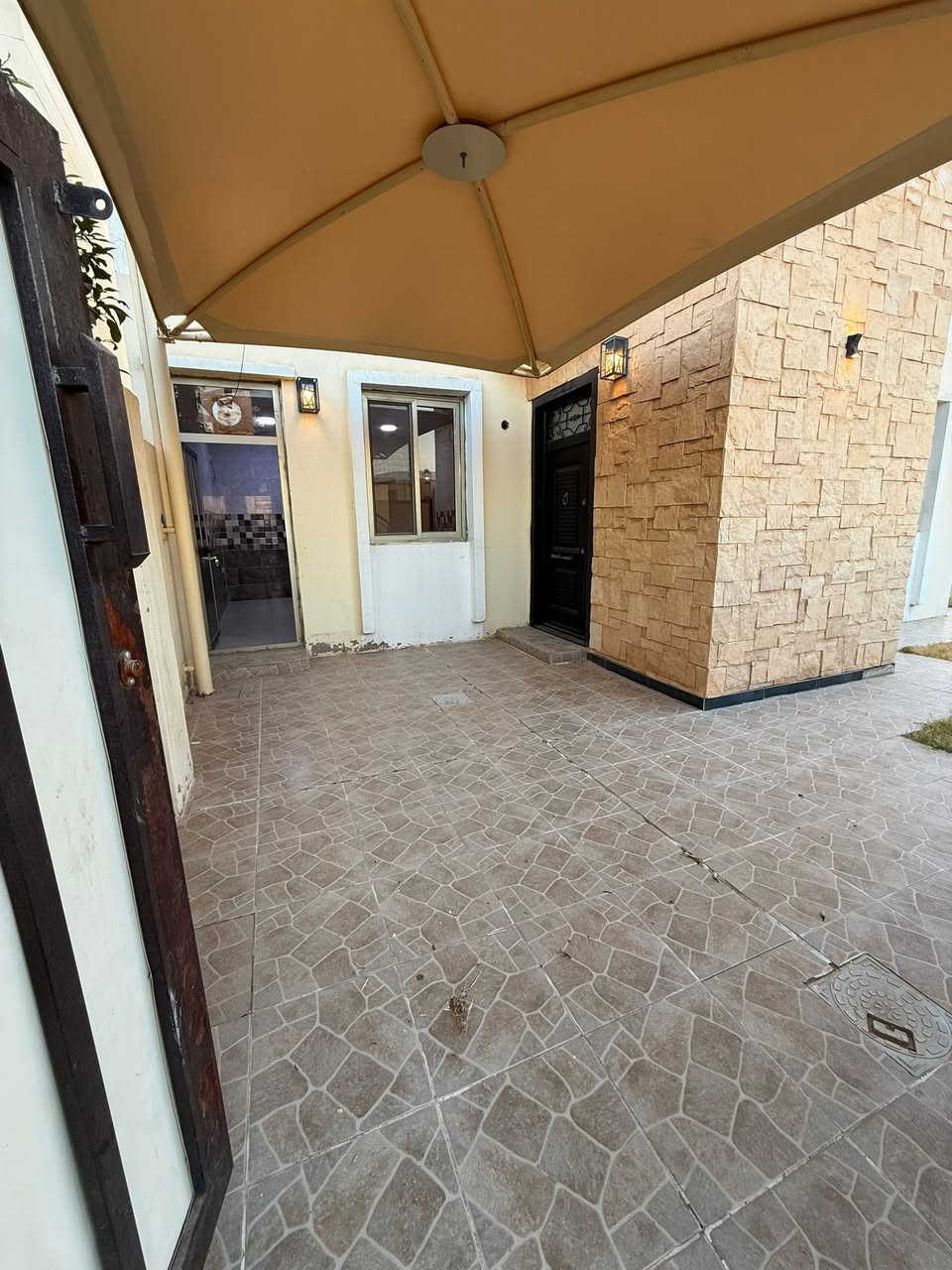 🏠دار للبيع
مجمع بيتي السكني (الزون الثاني)
  المساحة الكلية
376.5 متر مربع تشمل بيت وقطعة أرض
ركن ملحقة به)
مساحة البيت 220 م
مساحة الأرض الملحقة (فارغة)156.5

ملاحظة:
- أضيفت تحويرات على التصميم مثل وضع تأسيسات صحية وكهربائية لغسالة ملابس تحت الدرج ووضع تأسيسات صحية وكهربائية لغسالة صحون في المطبخ

توجد عروض اخرى داخل مجمع بيتي

☎️للاستفسار 

 ***********
***********

مكتب احمد للعقار
