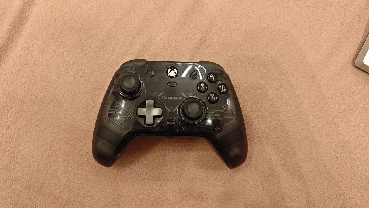 للبيع: يد تحكم GameSir T4 Kaleid الاحترافية (شبه جديدة وفي حالة ممتازة
السلام عليكم ورحمة الله وبركاته،
للبيع يد تحكم احترافية من شركة GameSir موديل T4 Kaleid الغنية عن التعريف، اليد ممتازة جداً وتعتبر من أفضل الخيارات للاعبين بفضل دقتها العالية وشكلها الرهيب.
حالة اليد:
الاستخدام: شبه جديدة، استخدام خفيف جداً ومحافظ عليها تماماً.
الحالة الفنية: ممتازة 100%، جميع الأزرار، والأنالوج (تكنولوجيا ضد الدرفت Hall Effect)، والإضاءة شغالين بكفاءة تامة بدون أي مشاكل أو عيوب.
أبرز المميزات:
تصميم شفاف أنيق مع إضاءة RGB مميزة وقابلة للتخصيص.
أنالوج وأزرار تعمل بتقنية المغناطيس (Hall Effect) لضمان عدم حدوث "درفت" أو تعليق نهائياً وعمر افتراضي أطول.
أزرار خلفية إضافية قابلة للبرمجة لتسهيل اللعب السريع.
استجابة فائقة السرعة ومناسبة جداً لألعاب الشوتر والتنافسية.
متوافقة مع الـ PC، السويتش، والأندرويد.
السعر: [40.000
للتواصل ***********
