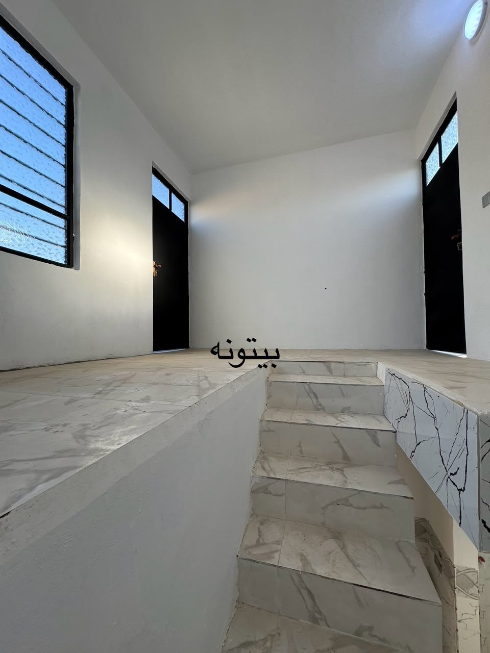 باقي داران علئ  مساحه الدار55 متر موصل حي الانتصار دار يتكون من 
غرفه نوم 💤 واستقبال وهول ومطبخ وصحيات وبيتونه
سند طابوالزهور شرط التحويل👉 سعر الدار الواحد 45 بي مجال للاستفسار الاتصال الارقام التاليه✅👉👉 
***********
***********
مكتب عمر غالب لتجاره لعقارات
العنوان حي الانتصار شارع 20
خلف جامع خلفاء الرسول
