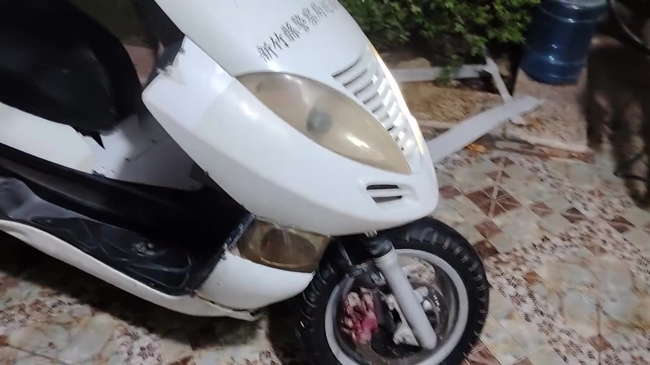 حياكم الله دراجه كانفو سعره 250 قفل دراجه كلشي شغال وبيه دخان مثل ما موضح بلصوره والله تمشيك بعد 4 سنوات بس اني معتاز  حبايب الرقم ***********متواجد.على فيس وتساب. العنوان بابل حله نادر الثاني
