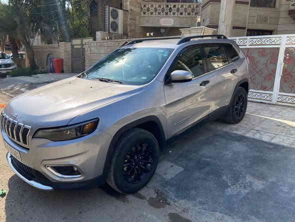 السلام عليكم 
جيب بزون موديل 2019 
محرك 4 سلندر 2400 
 مواصفات لاتتيود بلس 
فور ويل 
بصمة وتشغيل عن بعد 
هاند بريك بصمة 
مقاعد جلد 
شاشة وسط 
كرسي كهرباء 
تحكم ستيرن جهتين 
كروس سرعة 
وتحكم صوت واندرويد وكار بلي 
لايت زينون مع ليد نهاري 
السيارة عليها ادامة كاملة ومتعوب عليها سيارة مابيها اي نقص صدر امامي جديد تخم تاير جديد باتري جديد نوزلات وكالة جدد دسكات جديدة .
السيارة ماشي 80 الف ميل  
رقم اربيل باسمي  
حادثها صفحة الراكب جاملغ وبابين وبدون ايرباك السيارة بدون اي ايرباك كلها سليمة حادث سطحي وصور الحادث موجودة ..بجم كبس بلادي 
السعر 152 ورقة وبي مجال  
موجودة في بغداد
هاتف : ***********
