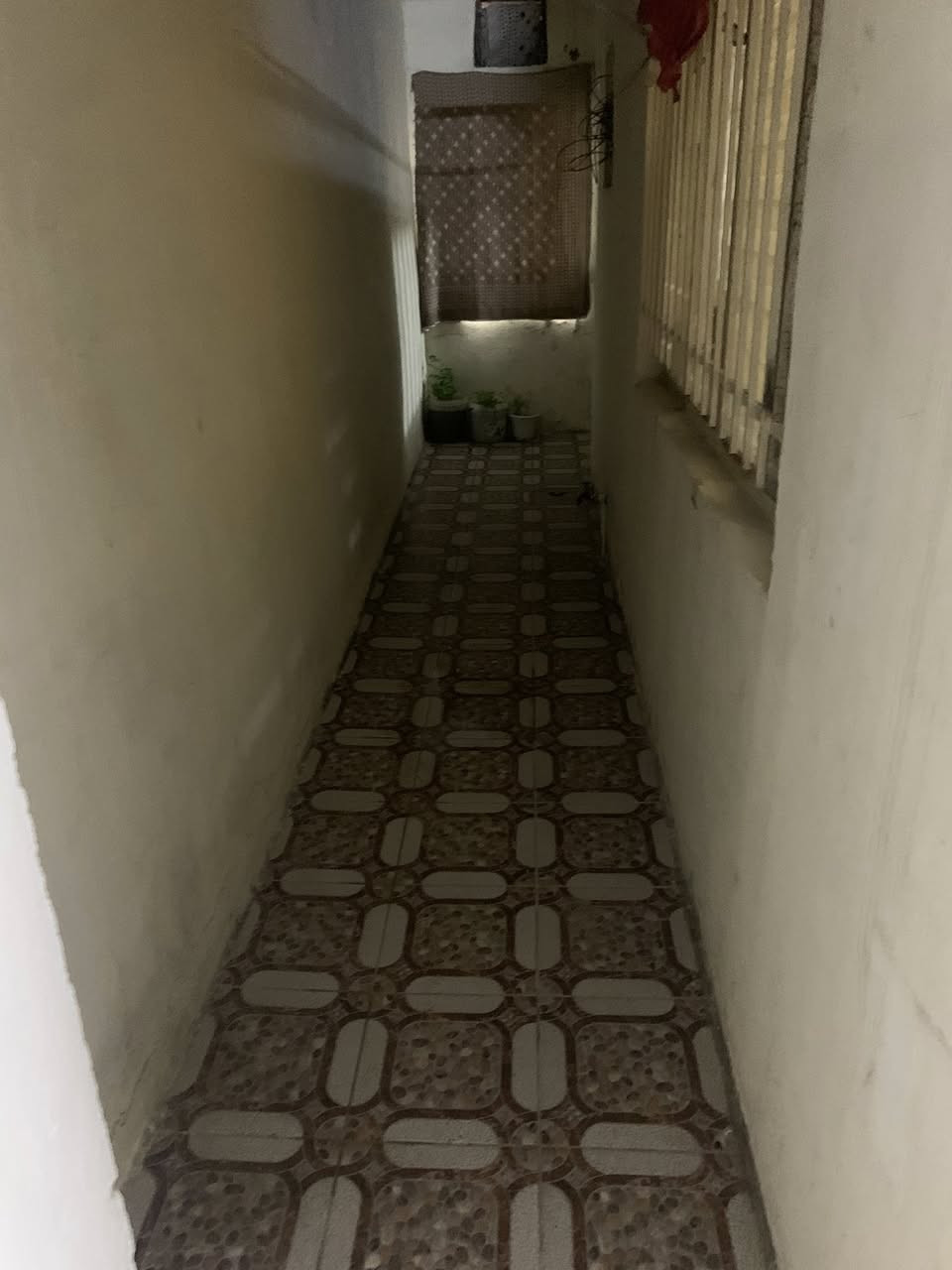 سلام عليكم  دار للبيع قرب. ساحت العوارض الواجه 6️⃣ النزال ١٥  يحتوي على طرمه اتكفي سياره او مطبخ في يمين الطرمه او منور استقبال حمام مرافق من فصلات او غرفت نوم مثل مو وضح هيه او البيه الطابق الثاني بي بسـَہ غرفه كبيره او صطح استاره مالته عاليه مترتين  السعر المطلوب 230 او بي مجال للتواصل ***********
