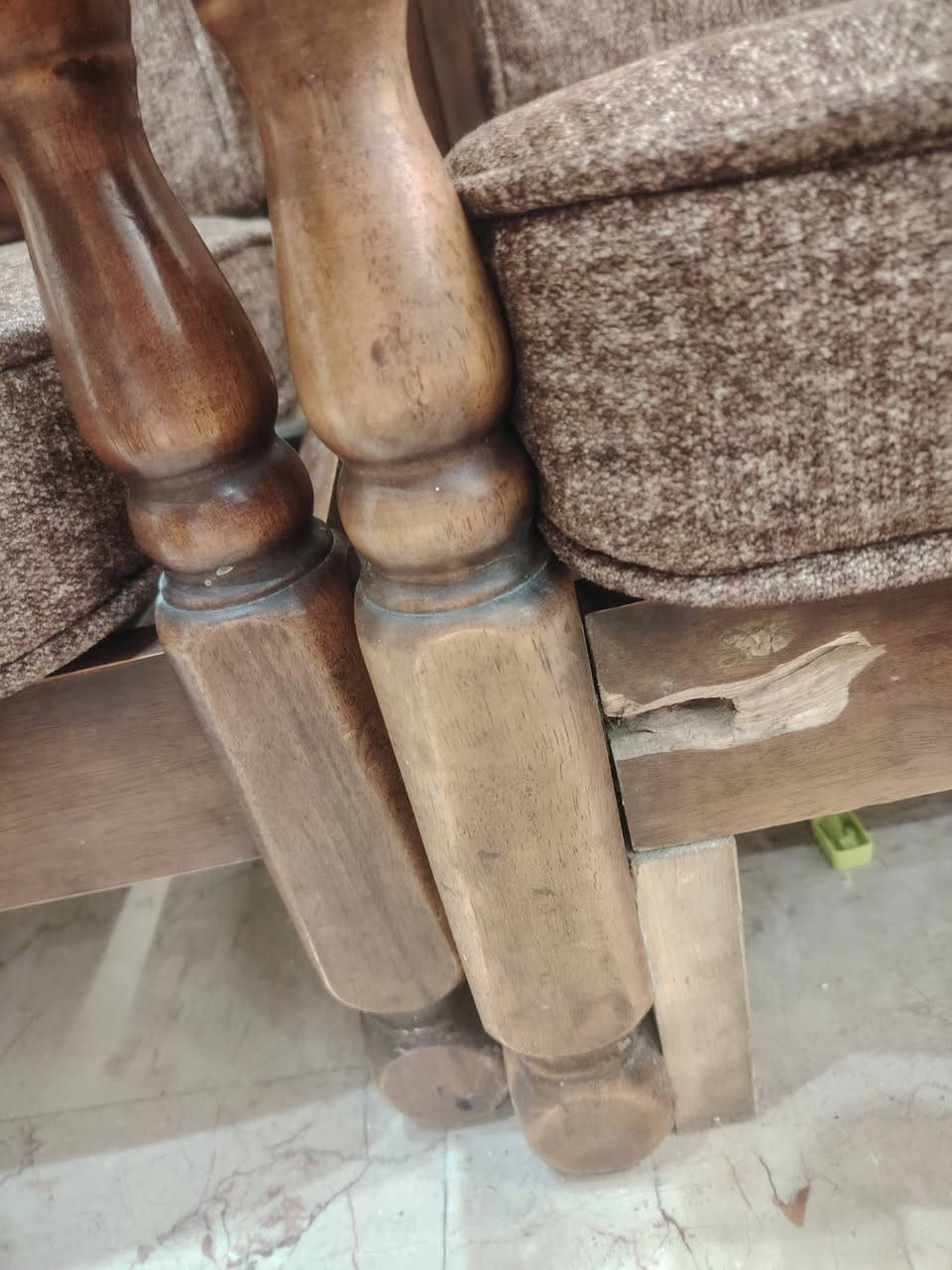 تخم قنفه جبيره ٣ مقاعد ووحده وسط مقعدين ووحده مقعد واحد مع طبله الضرر مالته واضح بالصوره ومصلحيه ماعليه شي والقماش و الاسفنج على ايدينه الاسفنج مميز سعره ٩٠ ومكاني الكاظميه


**إذا كنت صاحب هذا الإعلان وتريد حذفه لأي سبب، رجاءا أرسل رسالة إلى الدعم الفني**