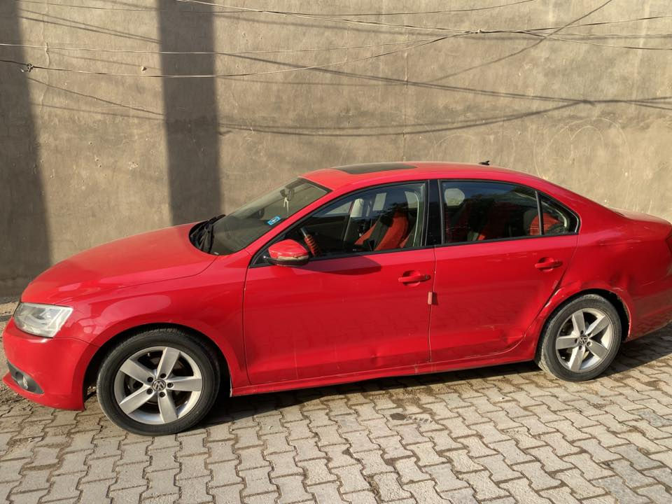 جيتا فولكسفاجن ٢٠١٣ اللون احمر 
فول مواصفات 
 وكالة المانية 
ضربة بسيطة بالجاملغ خلفي جهة السايق موجود بالصور 
ماشية ١٦٩ الف km
السعر ١١٠ 
التواصل على ***********
