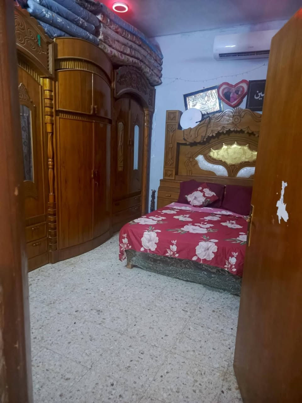 بيت للبيع ب حي الجامعه مقابيل بيت المرمر مسجل بل طابو ورقم واصل ومعامله كامله مساحه 200متر كونكريت مسلح تفاصيل البناء غرفتين واستقبال وصاله ومطبخ وصحيات داخليه وخارجيه بناء حديث شراي ادخل خاص أو تصل ع رقم ***********@
