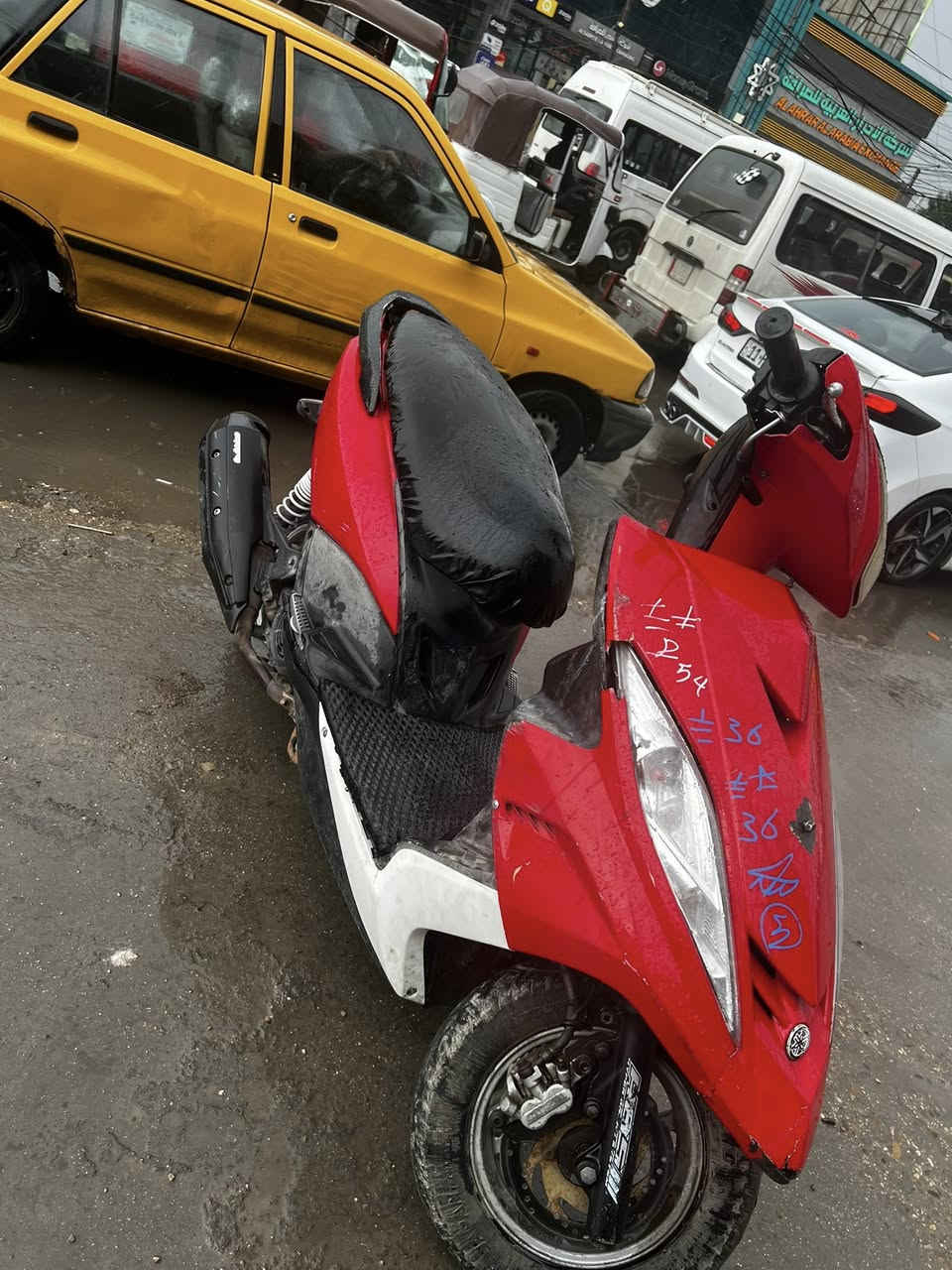 سلام عليكم جيتي ار البيع دراجه بلاديه مكينه ما مفتوحه برغي بيها . كهربائياتها كلها شغاله. كفراتها بلاديه بس البجم مضروب موجوده بل صوره الضربه مال بجم سعر 650 وبيها مجال 
رقم تلفون ***********
