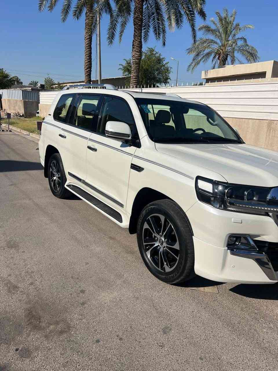 لاندكروز ٢٠٢١ ابيض ساز فول مواصفات اربع كامرات وشاحن بيه بارد بين الباب والجاملغ من الاسفل شي بسيط وبيه رصعتين بالجاملغ الخلفي همات مبينه ابد ومتاركه اي اثر او تكحيل ومسويله سونر مناقصه اي شي مكانه الحارثيه شارع الكندي ورايده ٥٤٠٠٠$ بيه مجال حك جيه  سياره باسمي تفحص وتحول ورجاءا ما احب العمله للاتصال ***********
