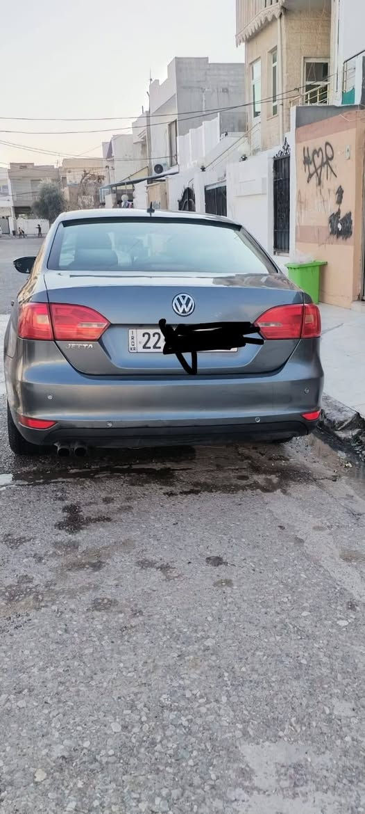 سيارة نظيفة مال بيت وارد خليجي رقم اربيل مابيها ضرر بس باب السايق مصبوغ بدون دواخل شاشه ايباد محرك 20 بدون توربو للاستفسار على هذا الرقم بي واتساب 
*********** أربيل, العراق
