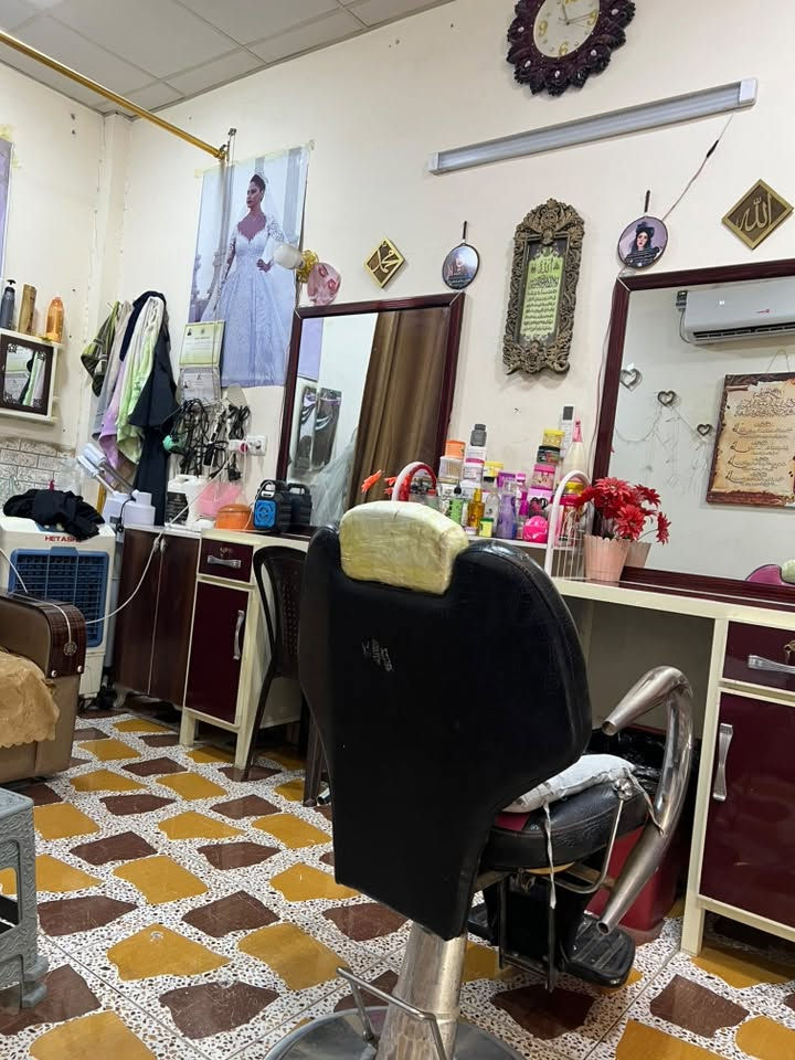 سلام عليكم عندي صالون  نسائي لبيع لاتسفسار الاتصال على الرقم ***********
