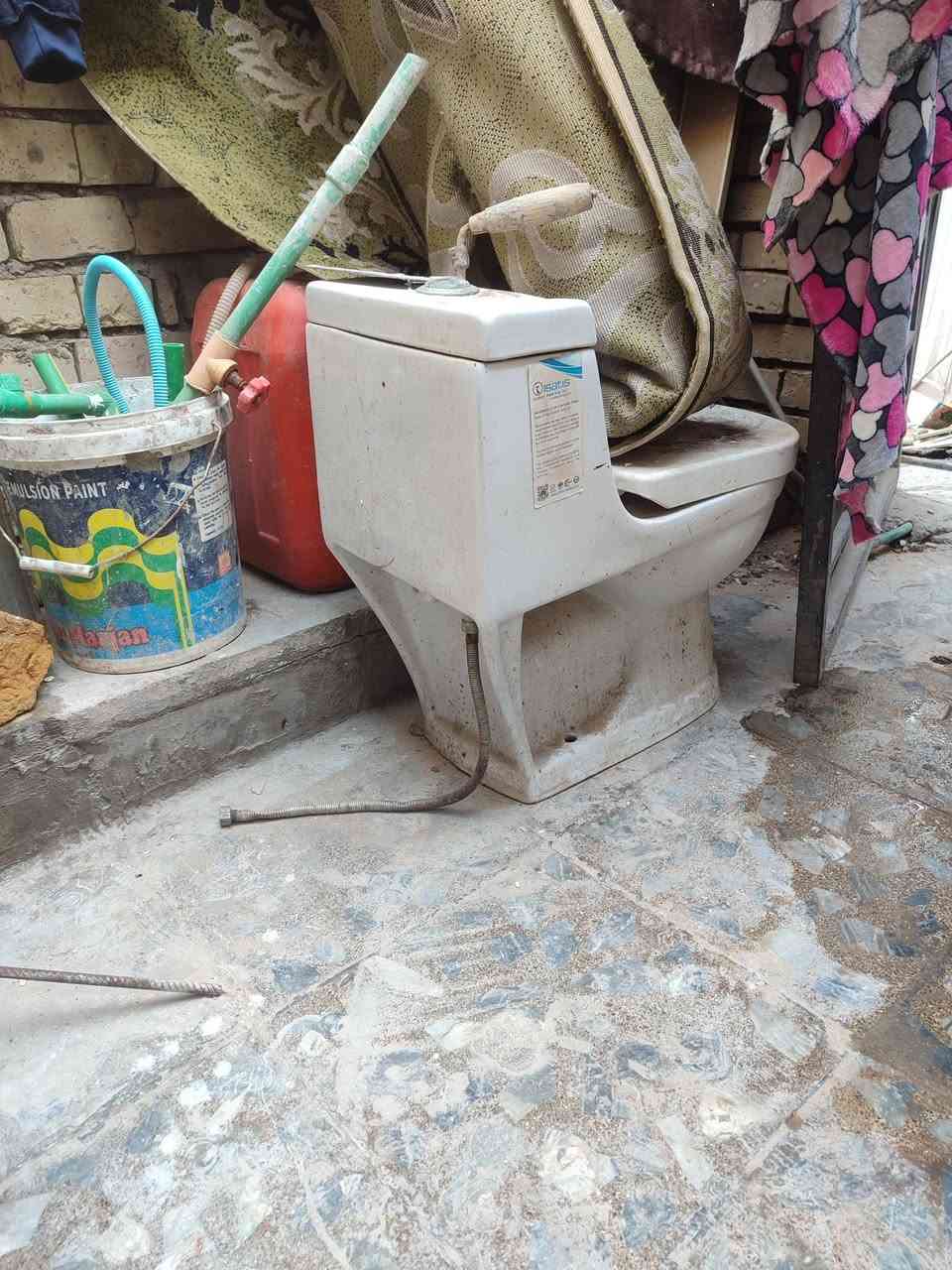 السلام عليكم عندي غراض مستعمله للبيع 
طباخ شغال كلشي مابي والفرن مالته يشتغل ع الفحص بس ينراد غسل وتنضيف سعره ٧٥ الف 
كاونتر تعليك المنيوم سعره ٥٠ الف
مبرده شغاله ع الفحص كامله سعرها ٥٠ الف
قاعده غربيه عدد ٢ السعر ٥٠ الف 
مكاني بغداد العبيدي 
***********
