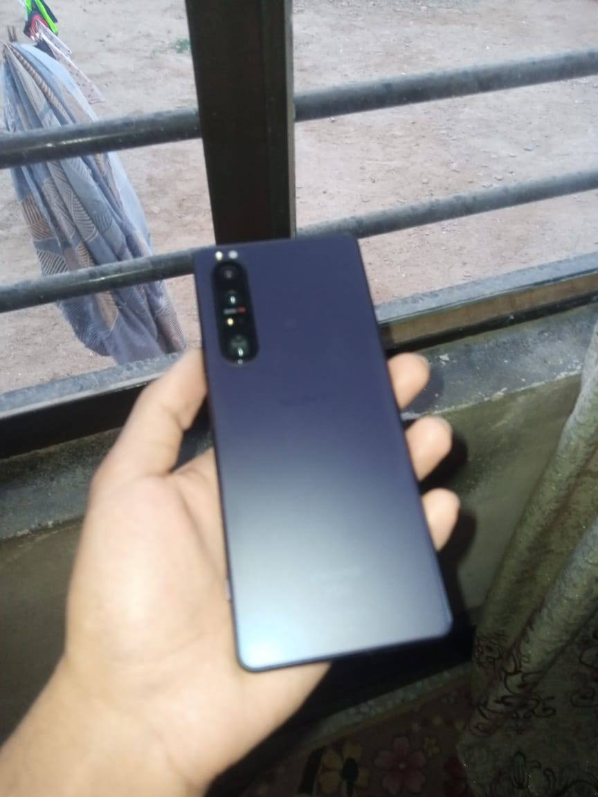 السلام عليكم
السلام عليكم 
📱 للبيع Sony 1 MARK 3 بحالة جيدة

• الشاشة:OLED قياس 6.5 إنش بدقة 4K HDRمعدل تحديث 120Hzمحمي بزجاج Gorilla Glass Victus

• المعالج:Qualcomm Snapdragon 888 (أداء قوي للألعاب والتطبيقات)

• الذاكرة:RAM 12GBذاكرة داخلية 256GBيدعم ذاكرة خارجية microSD

• الكاميرات الخلفية:ثلاثية 12MP + 12MP + 12MPتقريب بصري حقيقي Telephotoعدسة Zeiss احترافيةتصوير فيديو 4K

• الكاميرا الأمامية:8MP

• البطارية:4500mAhيدعم الشحن السريع و الشحن اللاسلكي

• مميزات إضافية:بصمة في زر التشغيلمقاوم للماء والغبار IP68صوت Stereo عالي الجودةمدخل سماعة 3.5mmيدعم 5G

📦 الجهاز مناسب للتصوير والألعاب والشاشة من أفضل الشاشات في الهواتف.

للمهتمين التواصل على الخاص، أو التواصل على ***********
