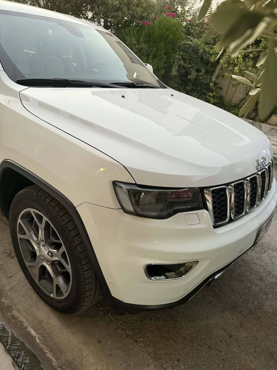 السلام عليكم سيارة جيب شيروكي للبيع رقم بغداد ٢٠١٩ خليجي لمتد بلاس ماشيه ٦٣ الف والسيارة موضحه بالصورة تفاصيل أكثر هذا رقمي بي واتساب
***********
