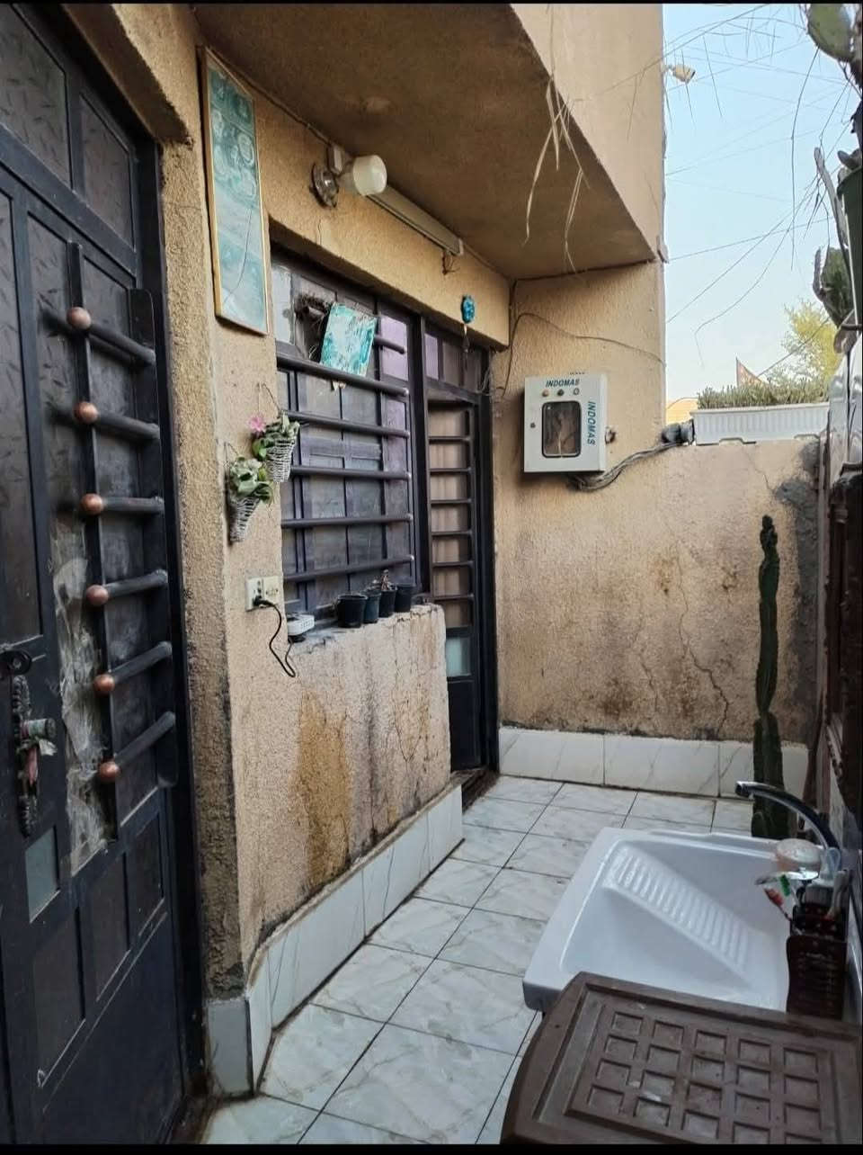 السلام عليكم بيت للبيع تجاوز مساحة ٩٠ متر مربع واجهة ٧ بناء حديث طابوق مسلح البيت يتكون من استقبال وصالة مفتوحة وغرفة منام ومطبخ وصحيات البيت كوله سيراميك فقط، الغرفه بياض  والسطح شتايكر بيت كامل وجاهز للسكن البيت صاير بشارع بيوت طابو نهاية الشارع  مكان بغداد بلأمين شهداء النفط يم اسواق كرار الوائلي السعر... ٤٥  وبي مجال حك الجية غير متواجد عل فيس للأستفسار الاتصال ع الرقم ***********
