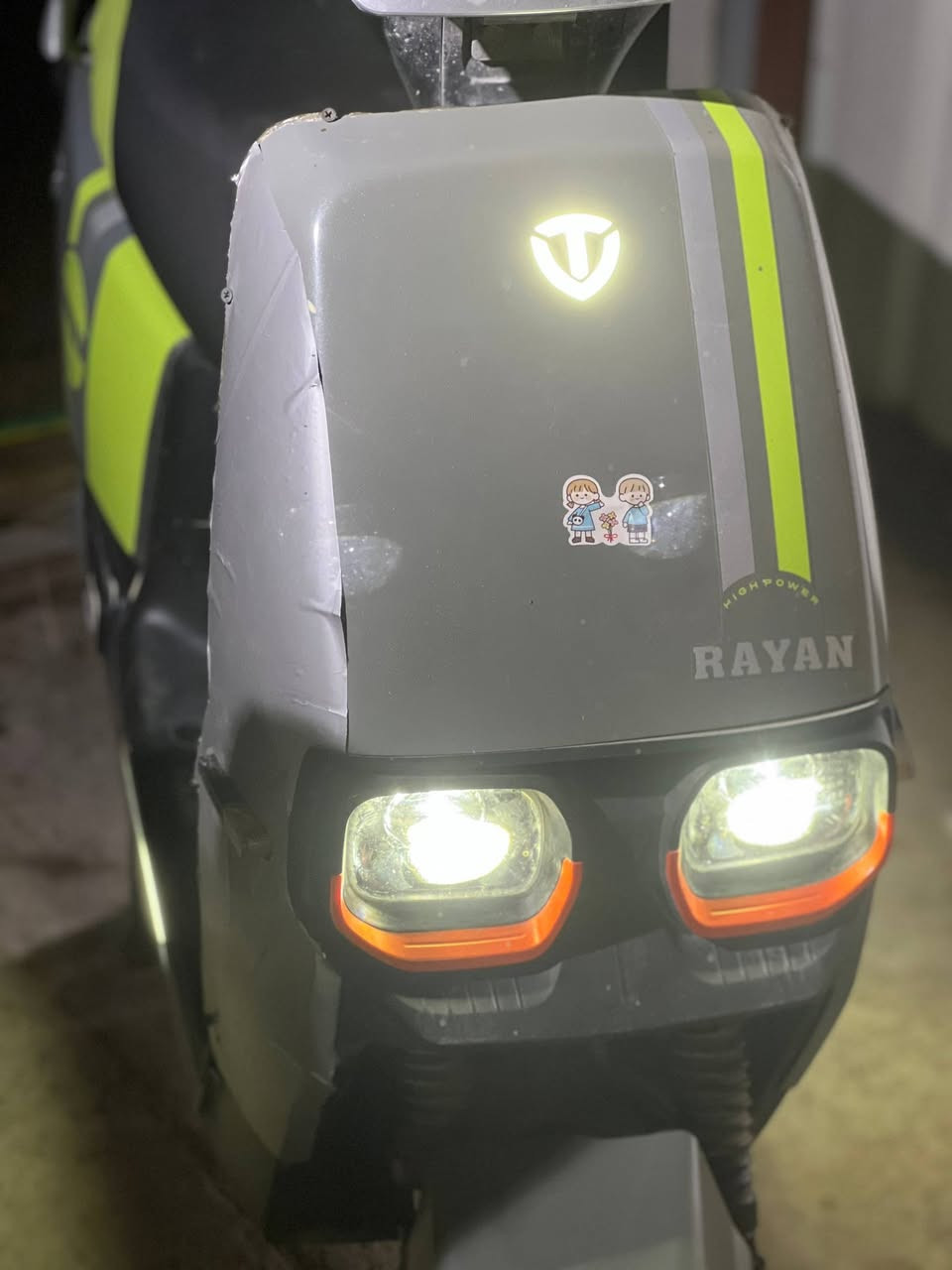 بسم الله الرحمن الرحيم
السلام عليكم ورحمة الله 
دراجة ريان لون السمنتي المميز للبيع 
مكان الكرادة 
الدراجة مبدلة بطاريات كلهن السرعة والشحن والشلعة فول انطي بي ضمان تاخذها من باب البيت اي نقص خلل ترجعها الدراجة بطاريات شحن سرعه فول الحمدلله
شاحنه ريان اصلية مري موجودات ملاتها وحدد ممولسه القاعدة مالتها
كشن جلد جديد كشر نظيف الجاملغ جديد زبد
كهربائيات كلها شغالة الشمعات البيض الاشاير كلشي  لايت عالي ناصي 

نواقصها مثل ما موضح كدامكم عواج قليل بالستيرن شخوط بالبجم مغطي بالفابلون مثل ما تشوفون جوا شخوط والقاعدة هم وفطر او كسر صغيرون بالنص  جوة اللزكة وستاند جانبي مابيها يعني كلهن تفاصيل تريد تسويهن تريد تعوفهن من الوكالة مال ابراهيم كرماشة واني منزل من سعرهن كلهن اهمشي عندي البطاريات جدد 
للتواصل *********** او خاص بالمازنجر
