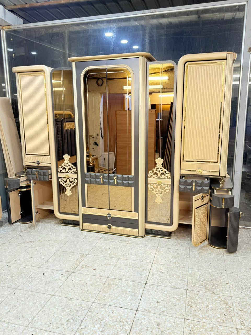 ✨ غرفة تركية  مودرن ✨
 نظام أبواب 9قطع بروفايل فاخر
سرير ضهر بلوك بمخزن عملي
جام برونزي أنيق
قماش وتر بروف أصلي 
نضافته ٩٥/💯
🚚 شد ونقل مجاني داخل بغداد
توصيل للمحافظات بأسعار رمزية


**إذا كنت صاحب هذا الإعلان وتريد حذفه لأي سبب، رجاءا أرسل رسالة إلى الدعم الفني**