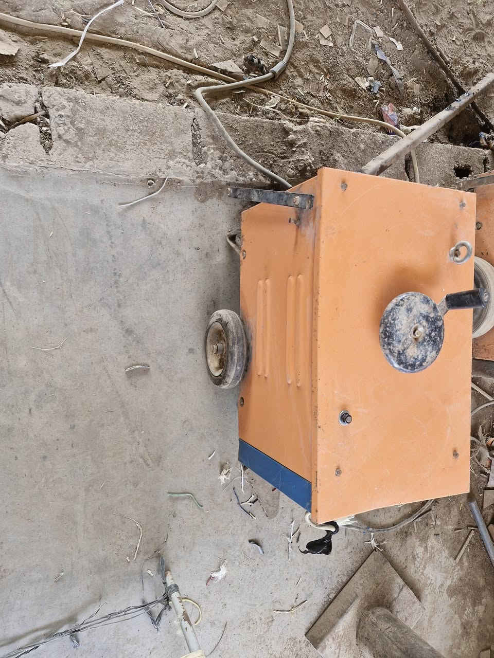 للبيع مكينت لحيم يوزغلافية شغاله 2حار سعره 500عنوان واسط الزبيديه ***********
***********
