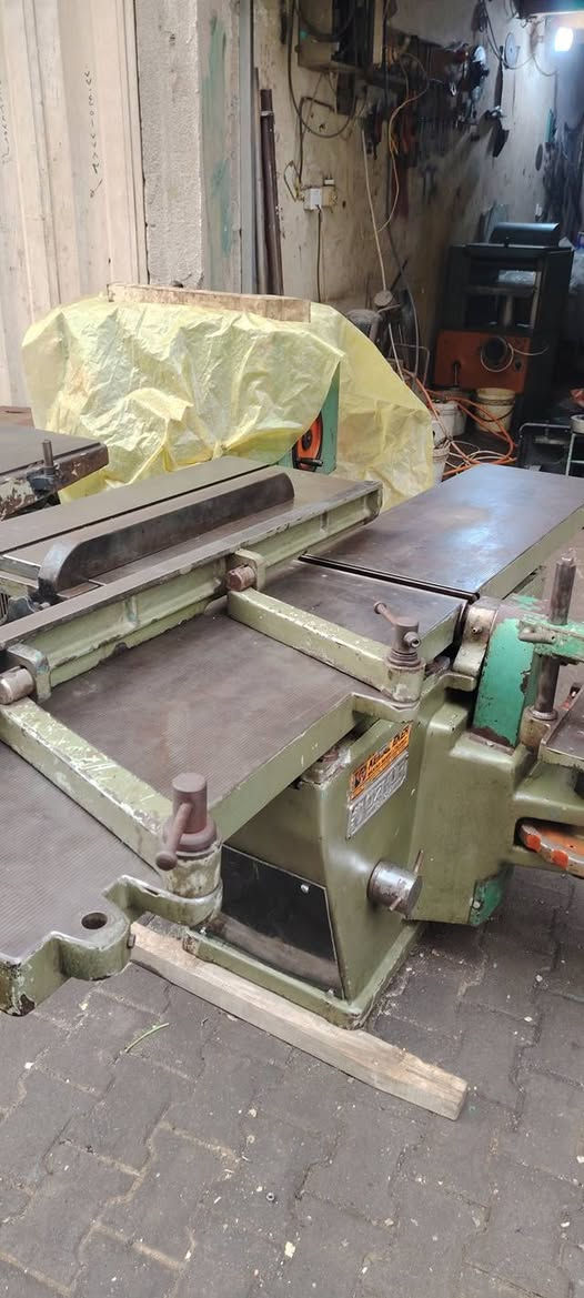 ثلاثيه تركية الصنع  الحديثه ابلاديه السعر مليونين وستميه مكان بغداد النهضة شارع الهادي رقم ***********
