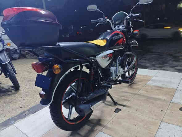 للبيع موديل 21 طالعة ب24 يعني قبل سنة اشتغلت 
سلام عليكم بوكسر للبيع النضافة 100/100 بعدها زيرو من البيت للمحل مال جناي  مامشتغله دلفري وبيها اضافات مصدات هواء وزوج لايت عالي وناصي شكل خوذه اصلي وبيها دبل اشاره مع اشاير اضافي 4 
اوراق اصولي
العنوان الشعلة 

*********** خابر وتدلل متواجد فيس واتساب
