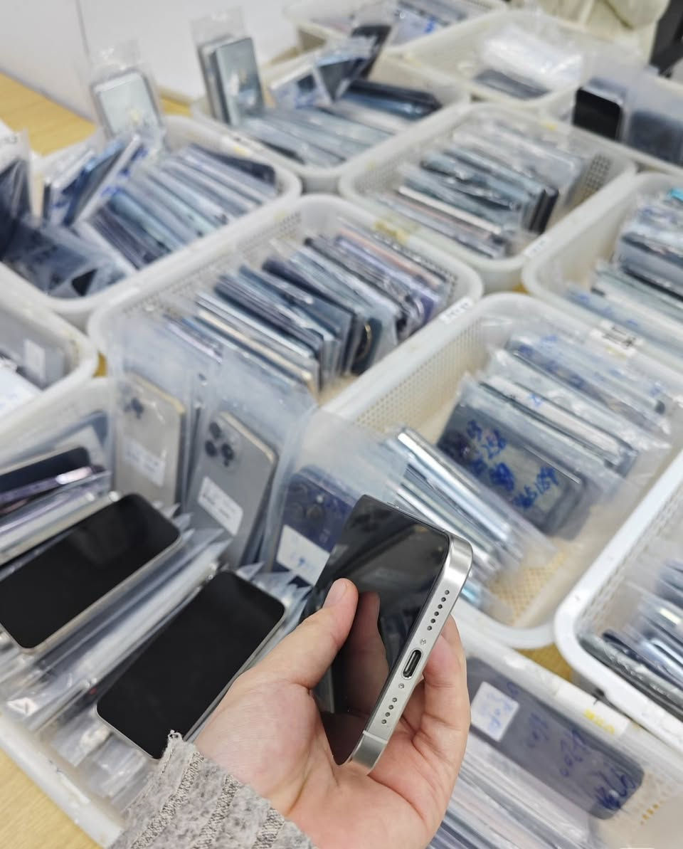 GRADE A+ IPHONE 15PRO MAX
256GB 
ALL COLORS AVAILABLE 
VERY CLEAN 
BATTERY HEALTH 95% AND Above
INBOX FOR PRICE TAG-🏷 BUY AND RESELL FOR GAIN, CONTACT US ON WECHA
WHATSAPP:https://wa.me/message/3J3PGBOD74KXM1


**إذا كنت صاحب هذا الإعلان وتريد حذفه لأي سبب، رجاءا أرسل رسالة إلى الدعم الفني**