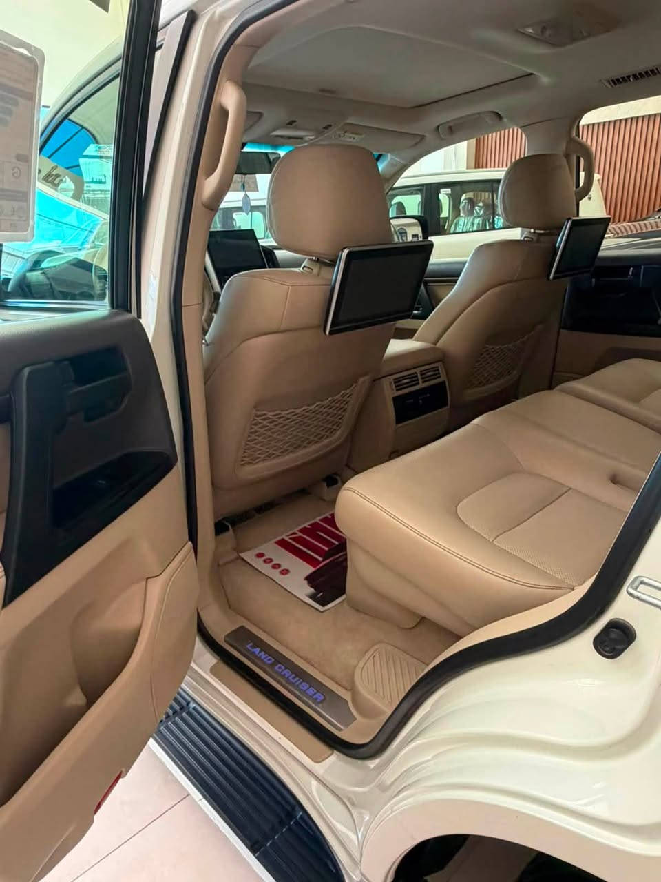 سلام عليكم لاندكروز موديل  2019 GXR ساس 
بيهة قطعة صبغ بل بنيد اثر طابوكة واكعة ع بنيد وصار صبغ بيهة محلاضات بسيطة السعر 450 $ 
مكاني بغداد معارض النهضة 
***********
